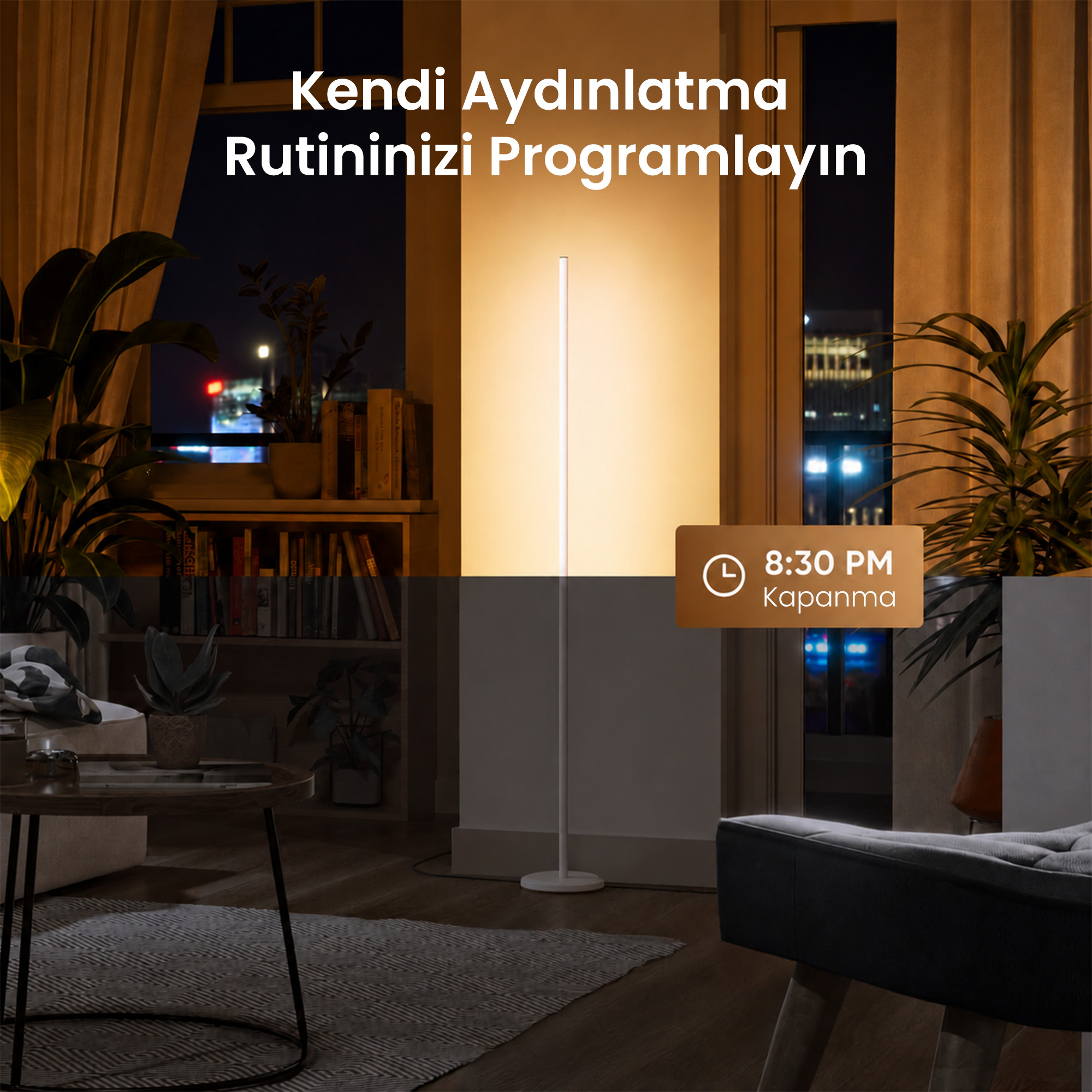 Geceleyin modern bir oturma odası, ayaklı lamba ve zaman göstergesi.