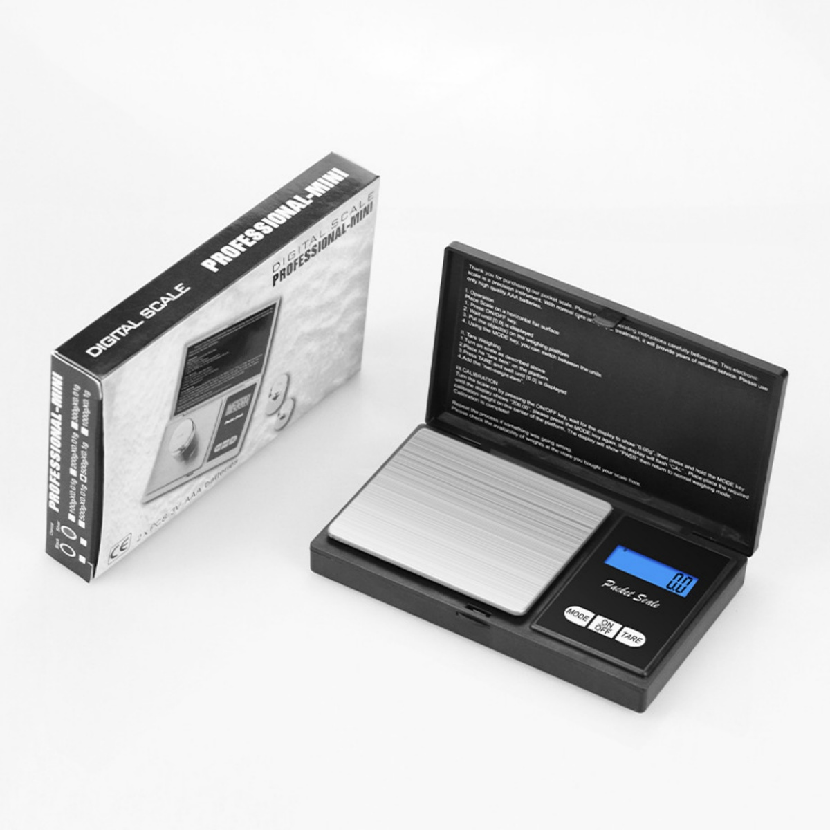 Eine digitale Waage und ihre Verpackung auf weißem Hintergrund.