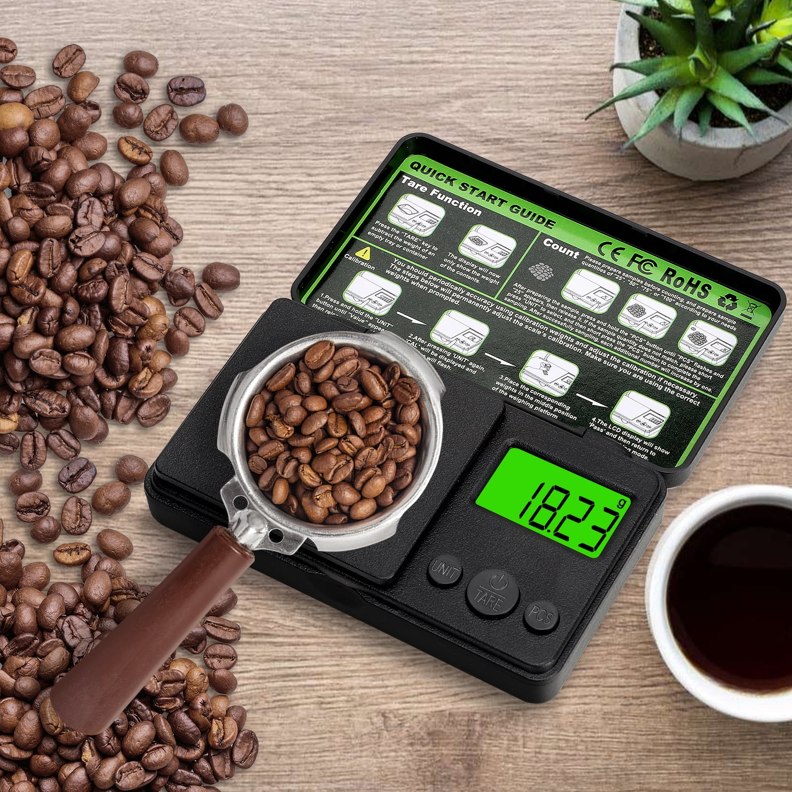Eine digitale Waage mit Kaffeebohnen und einem Siebträger daneben.