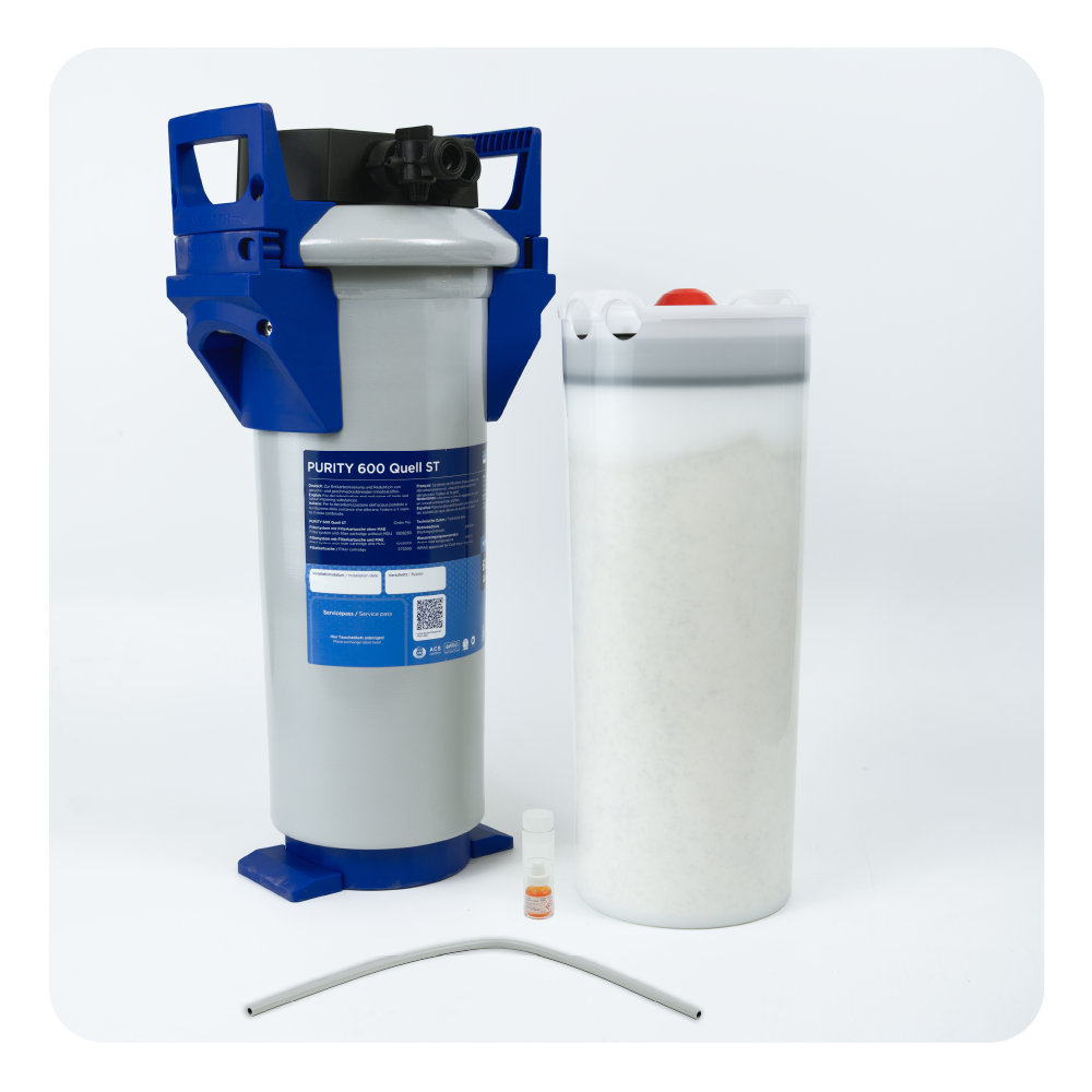 Ein Wasserfilter mit blauem Halter, einem Behälter und einem Schlauch.