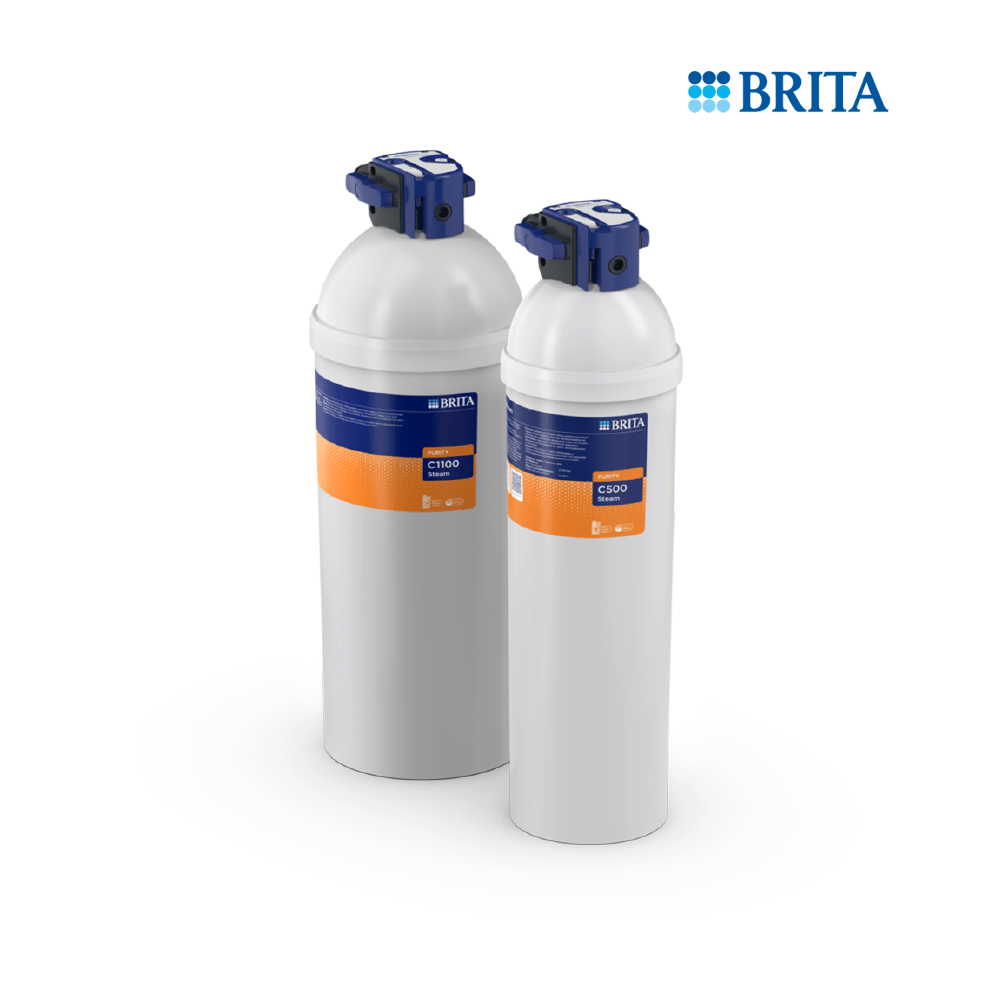 Zwei weiße Brita Wasserfilterkartuschen mit blauen und orangen Etiketten.