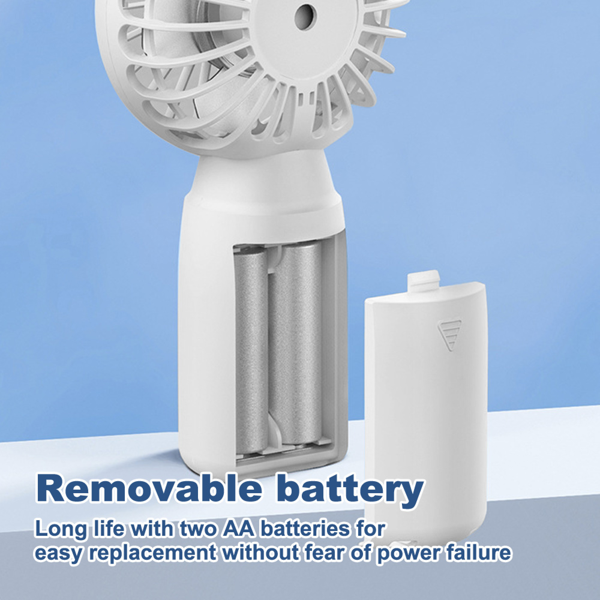 Ein weißer Ventilator mit zwei AA-Batterien, eine davon herausgenommen.