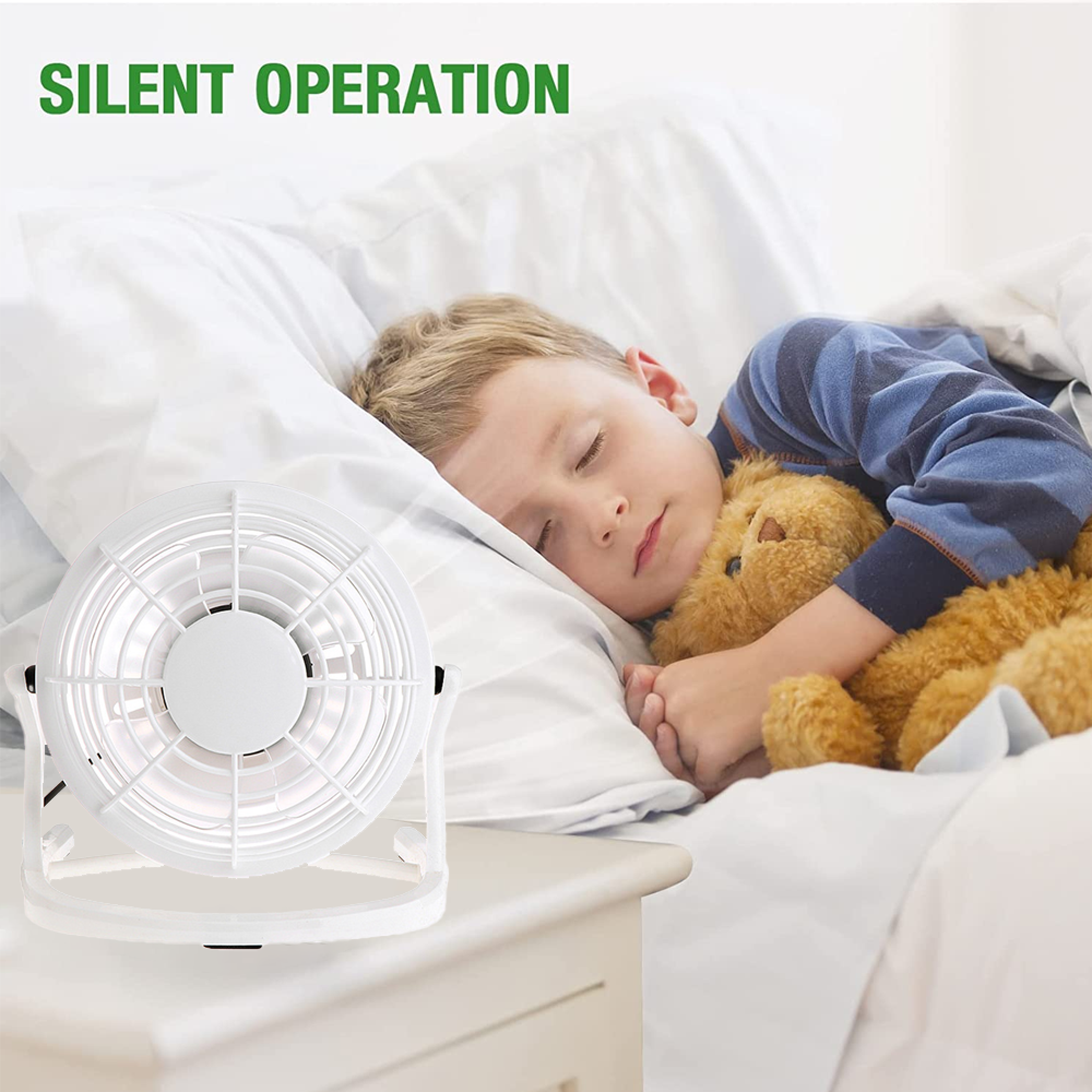 Ein weißer Ventilator steht auf einem Tisch neben einem schlafenden Jungen und Teddybär.