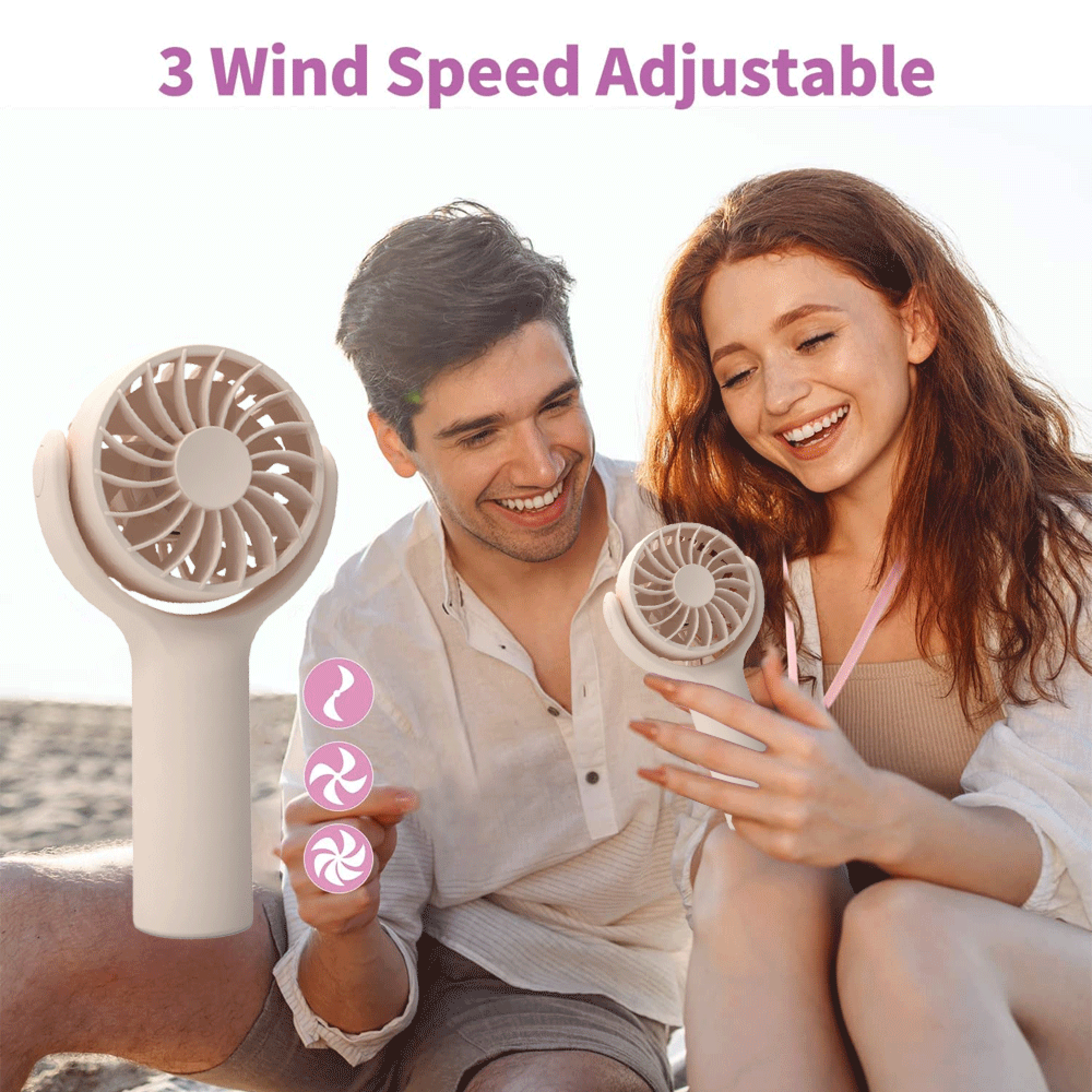Ein Paar sitzt am Strand mit einem tragbaren Ventilator. 3 Windgeschwindigkeiten einstellbar.