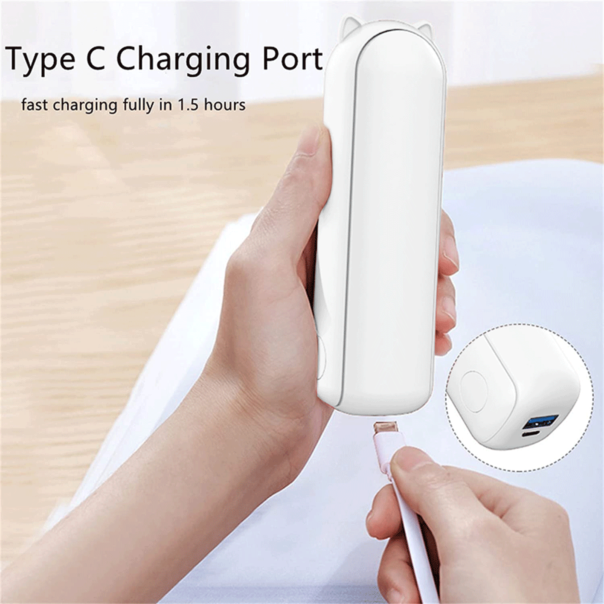 Weiße Powerbank mit Typ-C-Anschluss wird per Kabel aufgeladen.