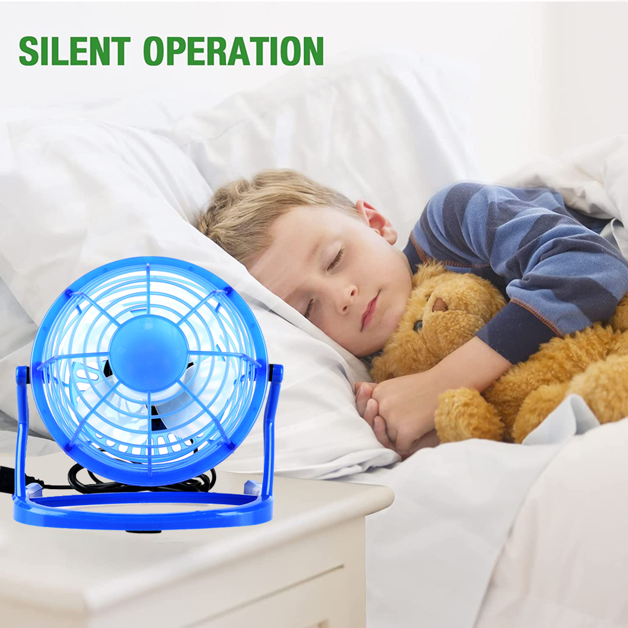 Ein blauer Ventilator steht neben einem schlafenden Jungen mit Teddybär im Bett.