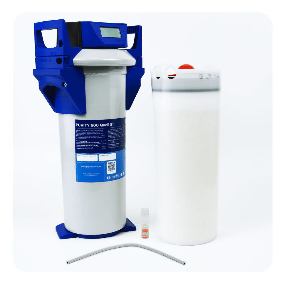 Ein Wasserfilter mit blauem Oberteil, grauer Kartusche und einem weißen Behälter daneben.