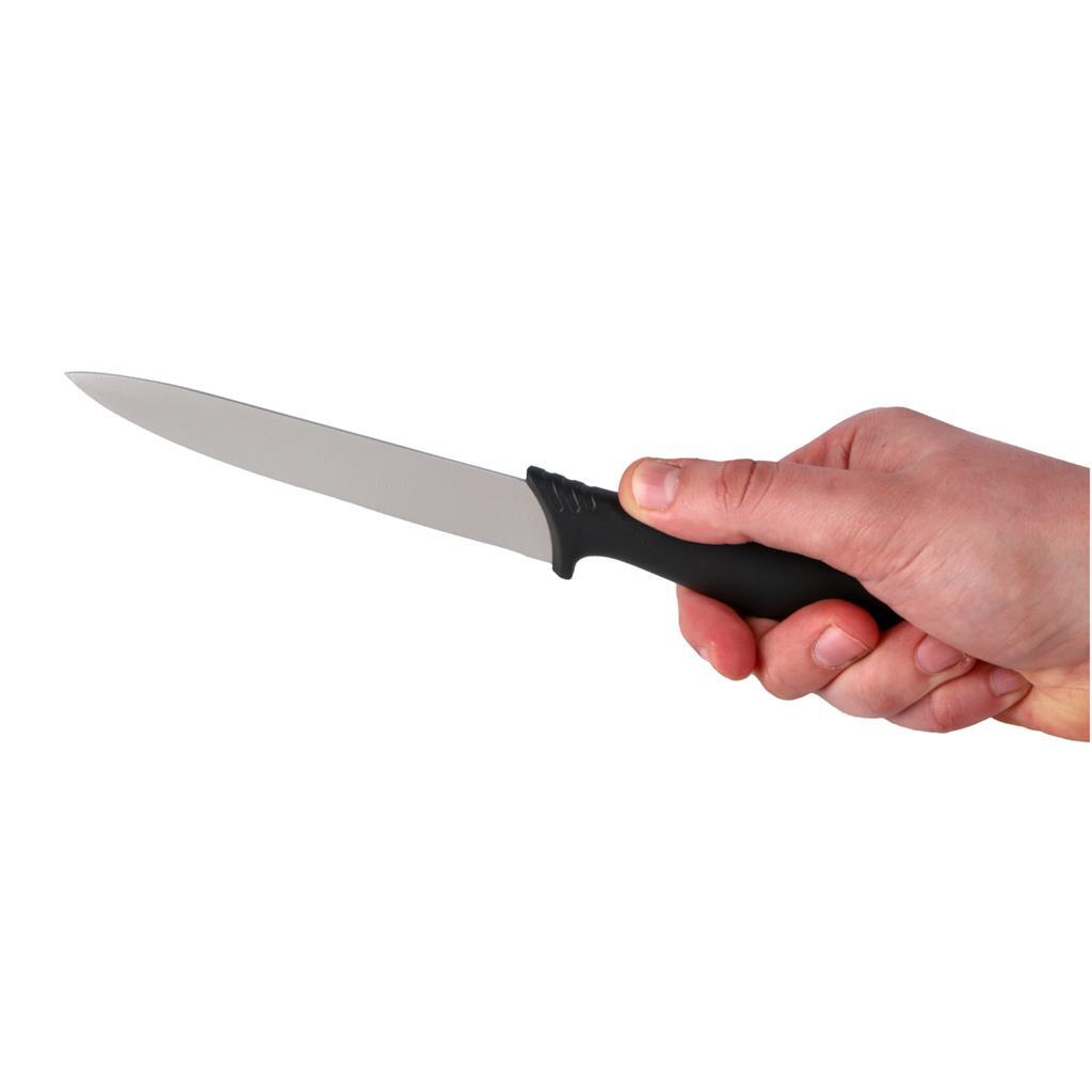 Eine Hand hält ein Küchenmesser mit schwarzem Griff und silberner Klinge.