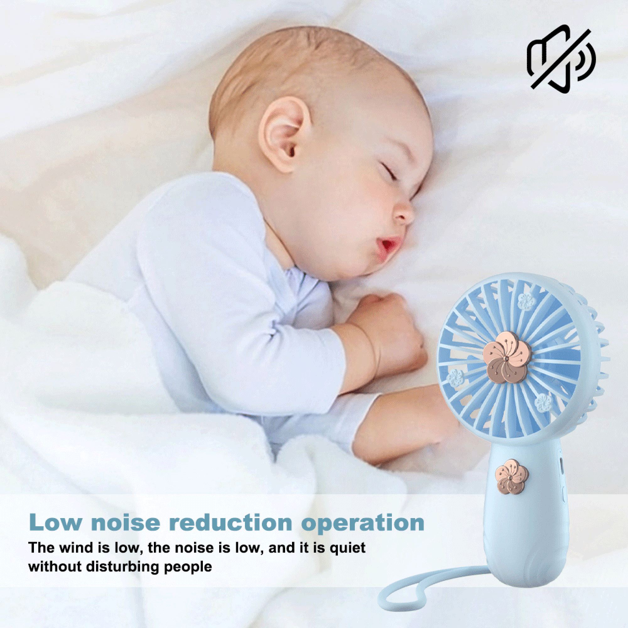 Ein Baby schläft neben einem leisen Ventilator mit Blumenmuster.