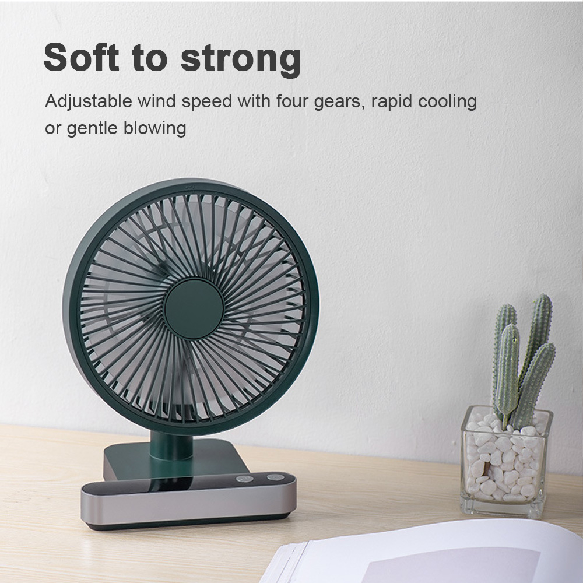 Ein dunkler Ventilator steht auf einem Tisch neben einer Topfpflanze.