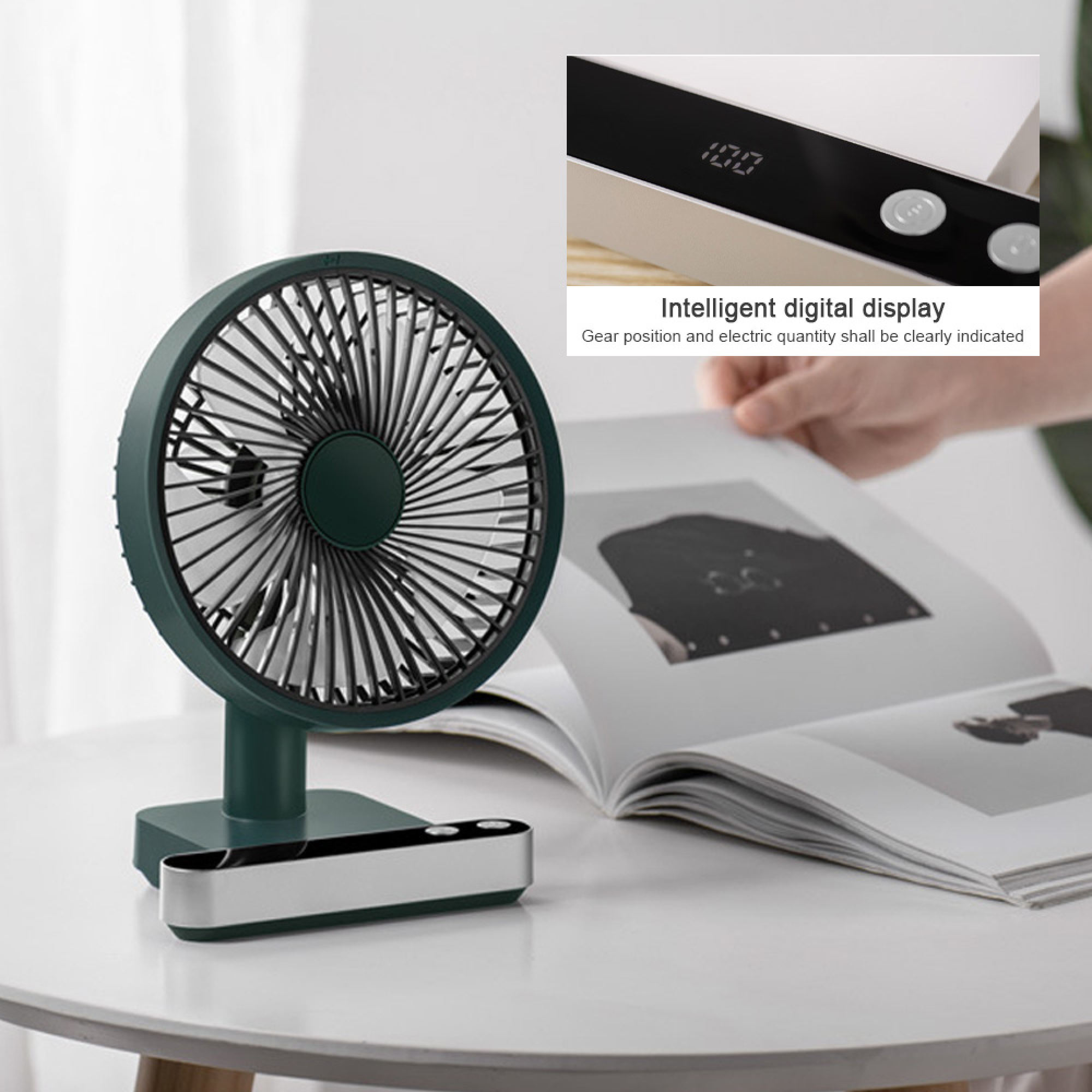 Ein kleiner grüner Ventilator steht auf einem Tisch neben einem offenen Buch. Ein Display zeigt 100 an.