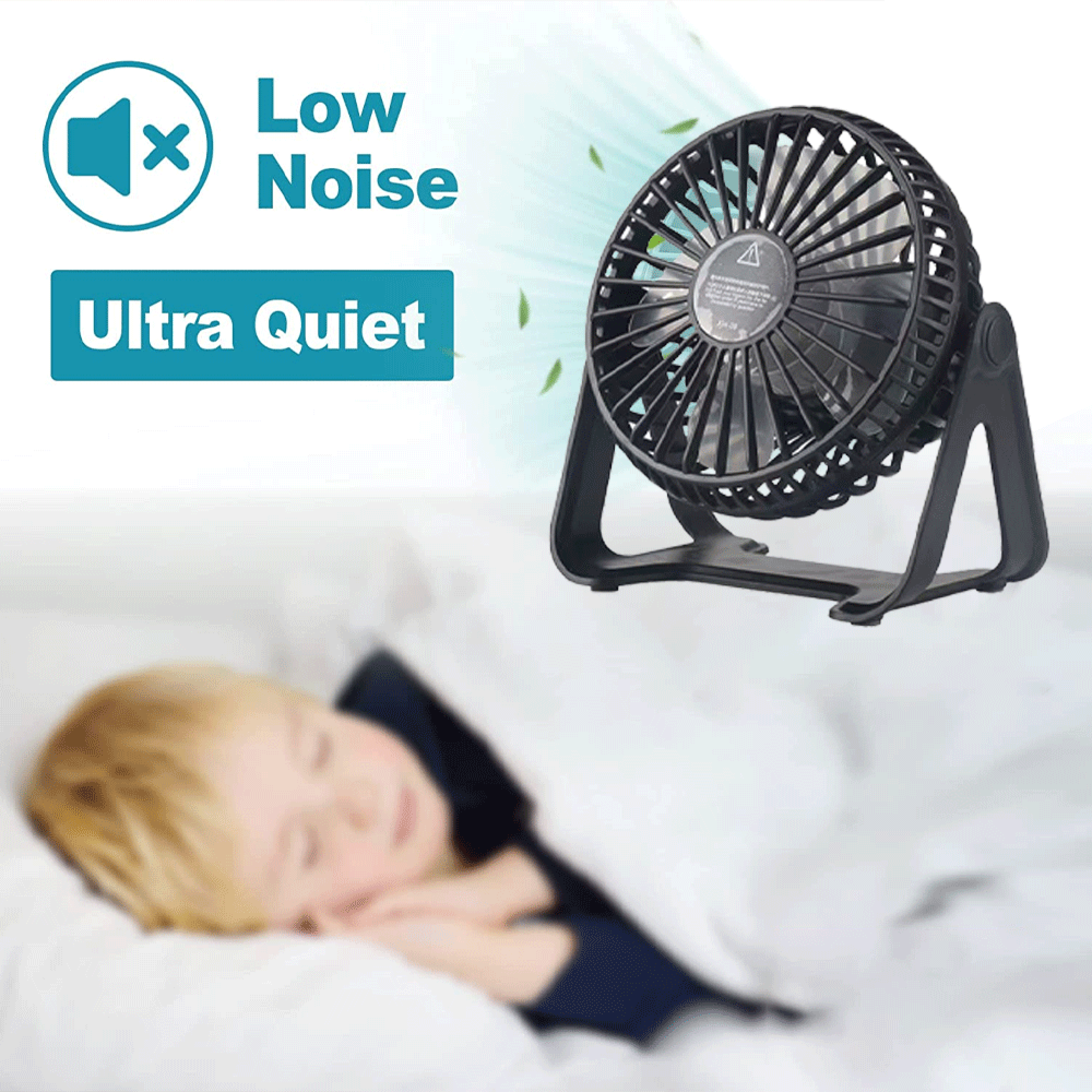 Ein kleiner schwarzer Ventilator steht auf einem Bett neben einem schlafenden Kind.