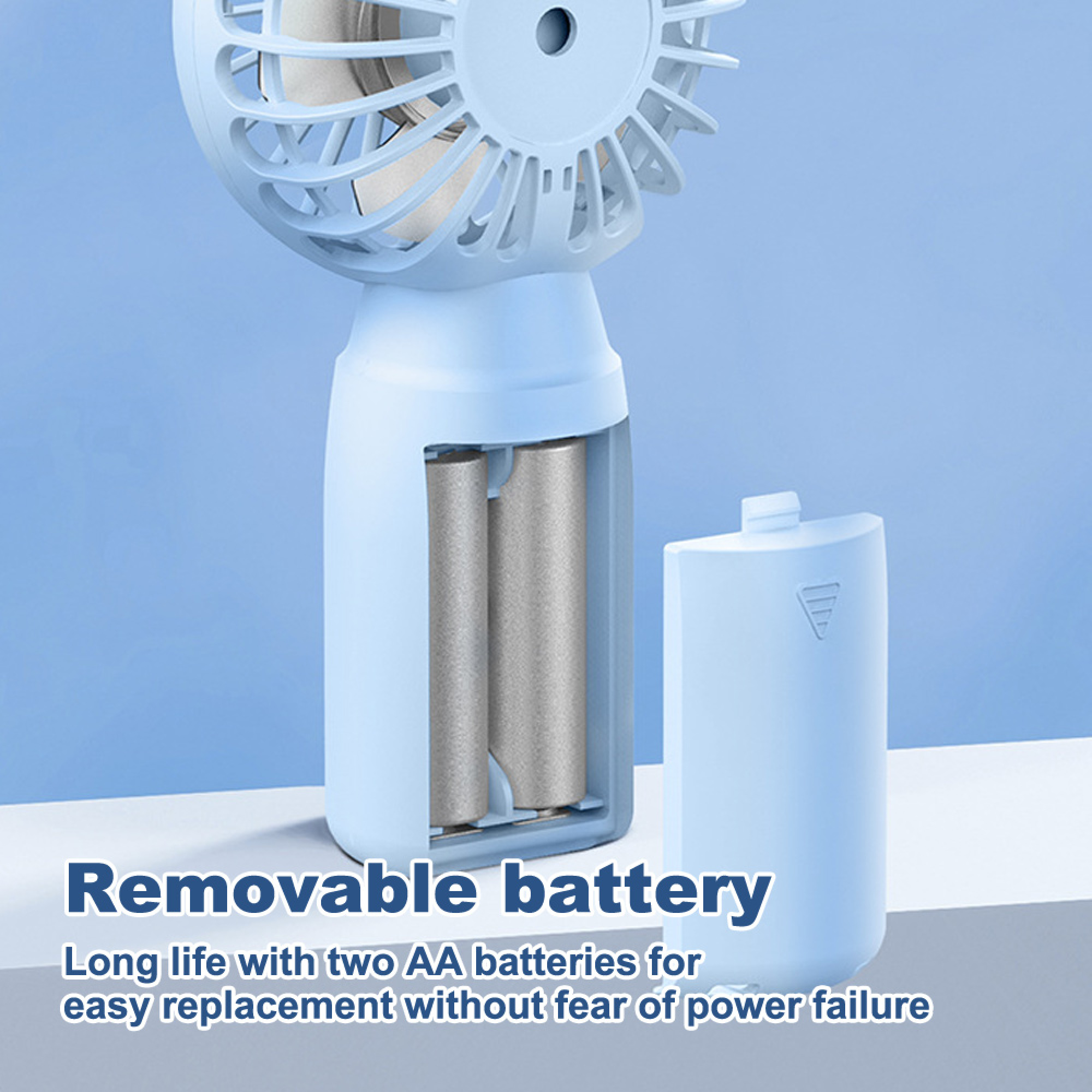 Ein hellblauer Ventilator mit zwei entnehmbaren AA-Batterien.