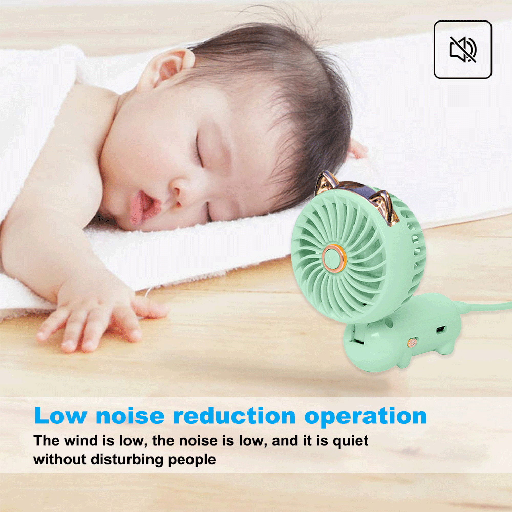 Ein Baby schläft neben einem leisen Ventilator mit Katzenohren.