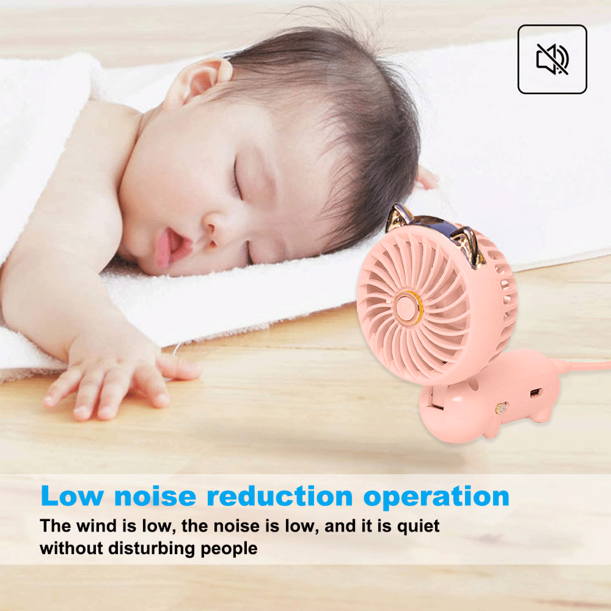 Ein schlafendes Baby neben einem rosa Ventilator mit Katzenohren.
