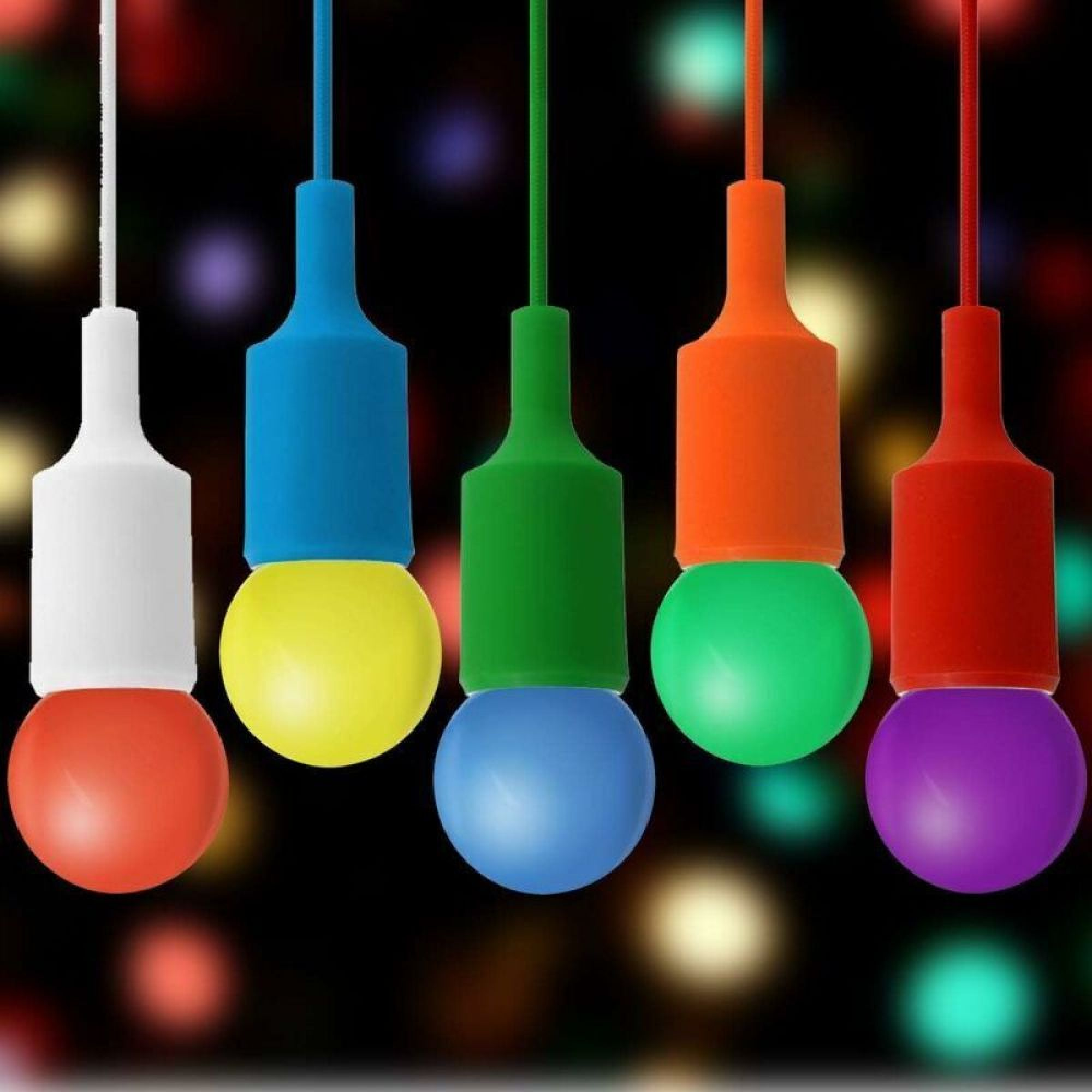Fünf bunte Lichter: rot, gelb, blau, grün, lila, hängen im Dunkeln.
