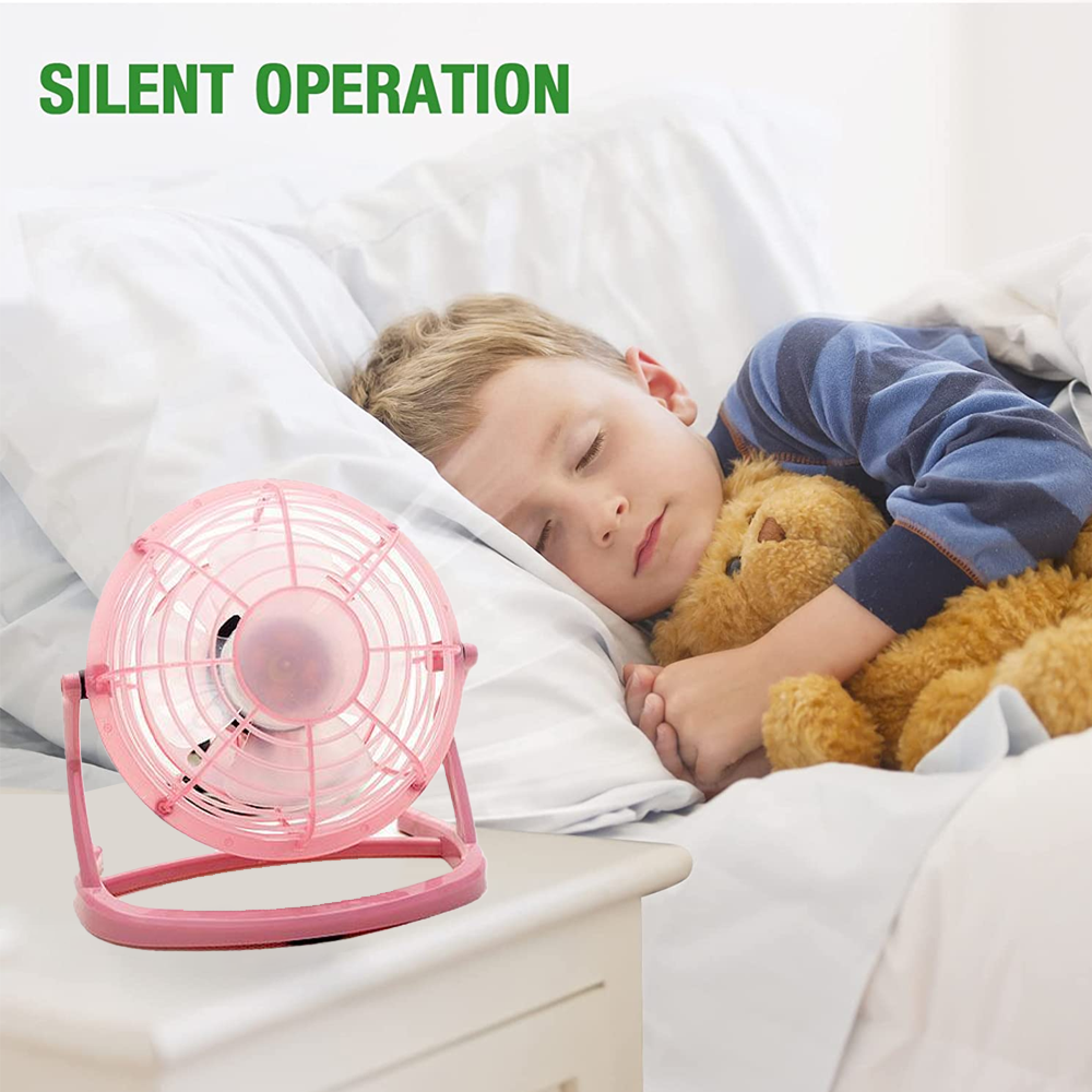 Ein rosafarbener Ventilator steht auf einem Nachttisch neben einem schlafenden Jungen mit Teddybär.