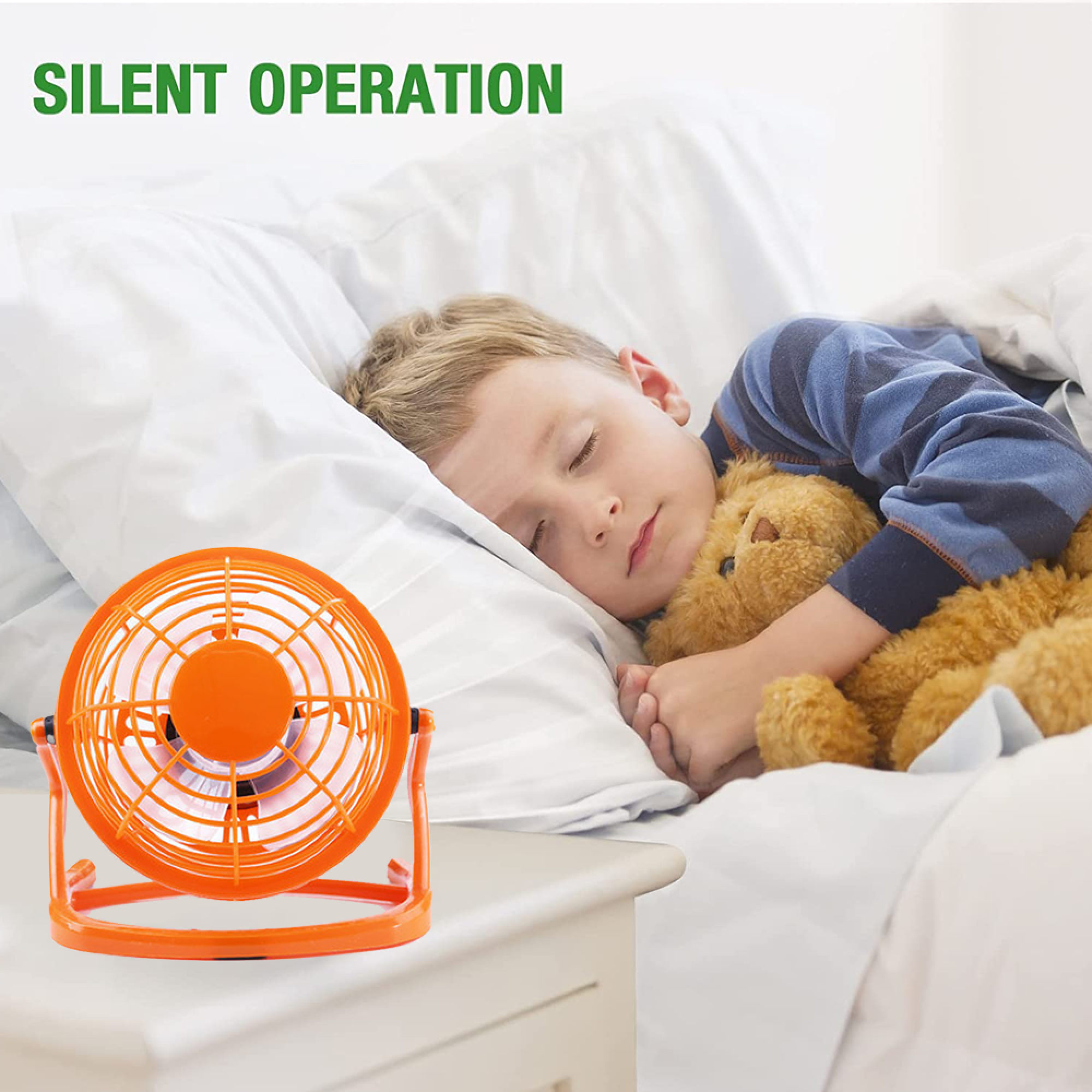 Ein kleiner Junge schläft neben einem Teddybären. Ein orangefarbener Ventilator steht auf dem Nachttisch.