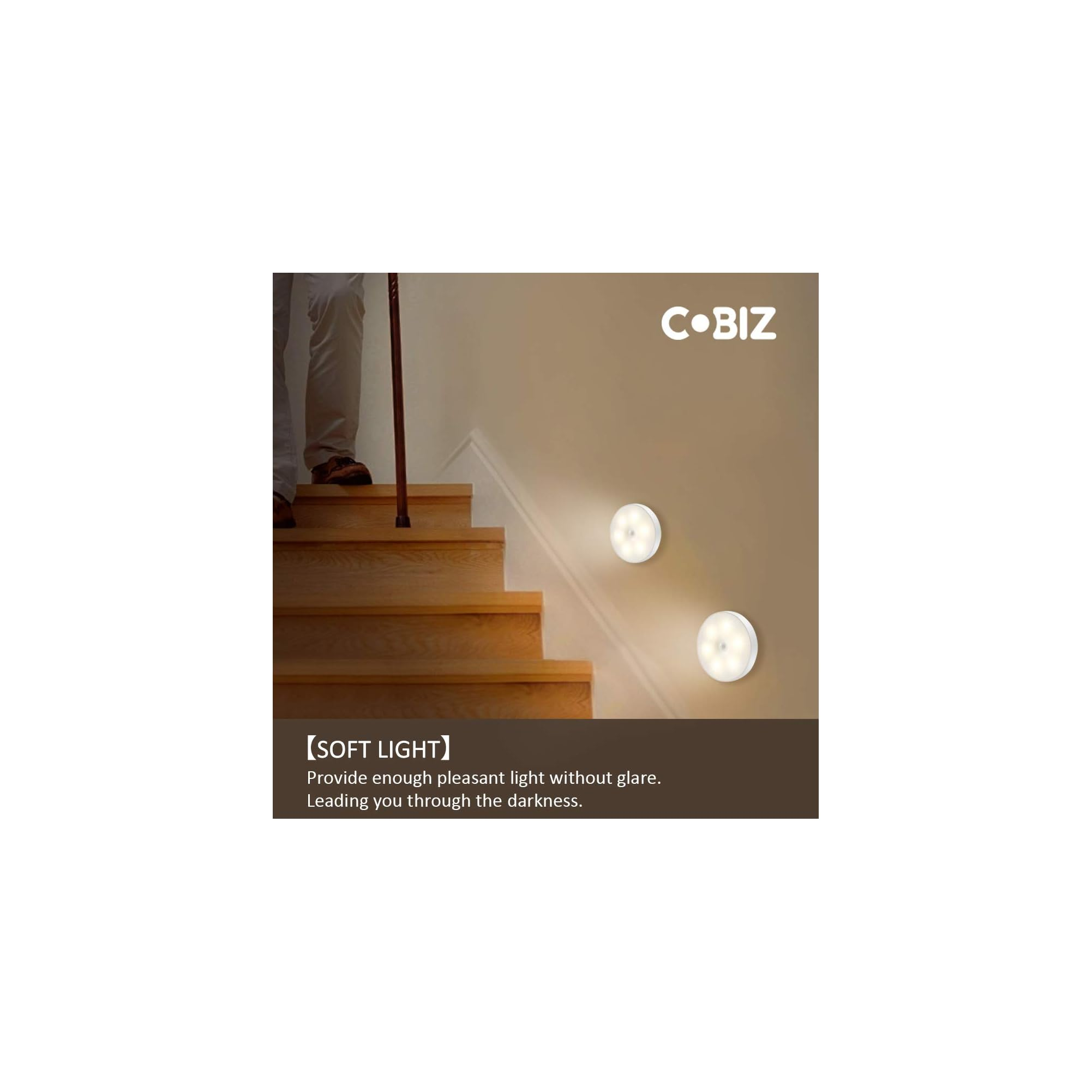 Eine Person steigt eine Holztreppe hinauf, beleuchtet von Wandlampen.