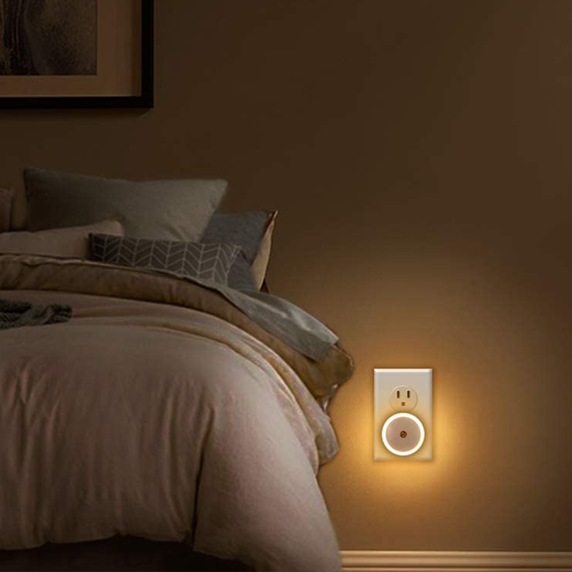 Ein Nachtlicht leuchtet neben einem Bett.