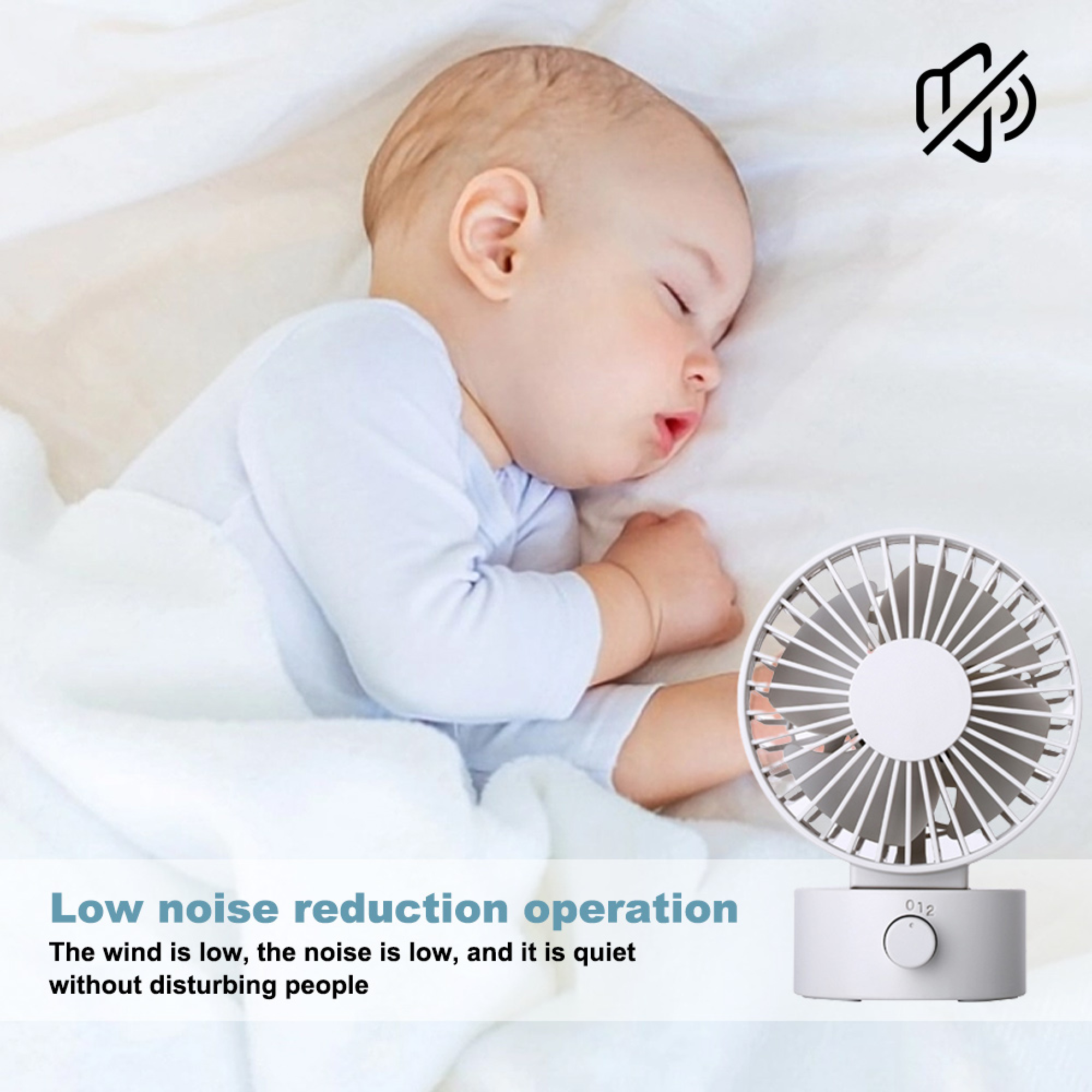 Ein schlafendes Baby liegt neben einem kleinen weißen Ventilator. Stummschaltungs-Symbol.