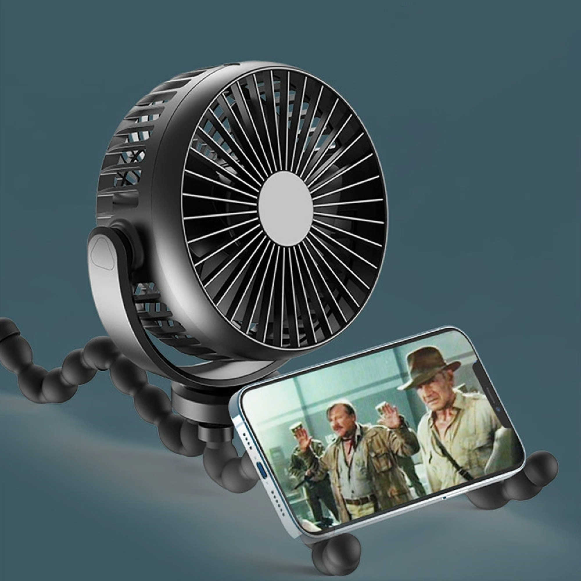 Ein schwarzer Ventilator mit flexiblen Beinen hält ein Smartphone, das einen Film zeigt.