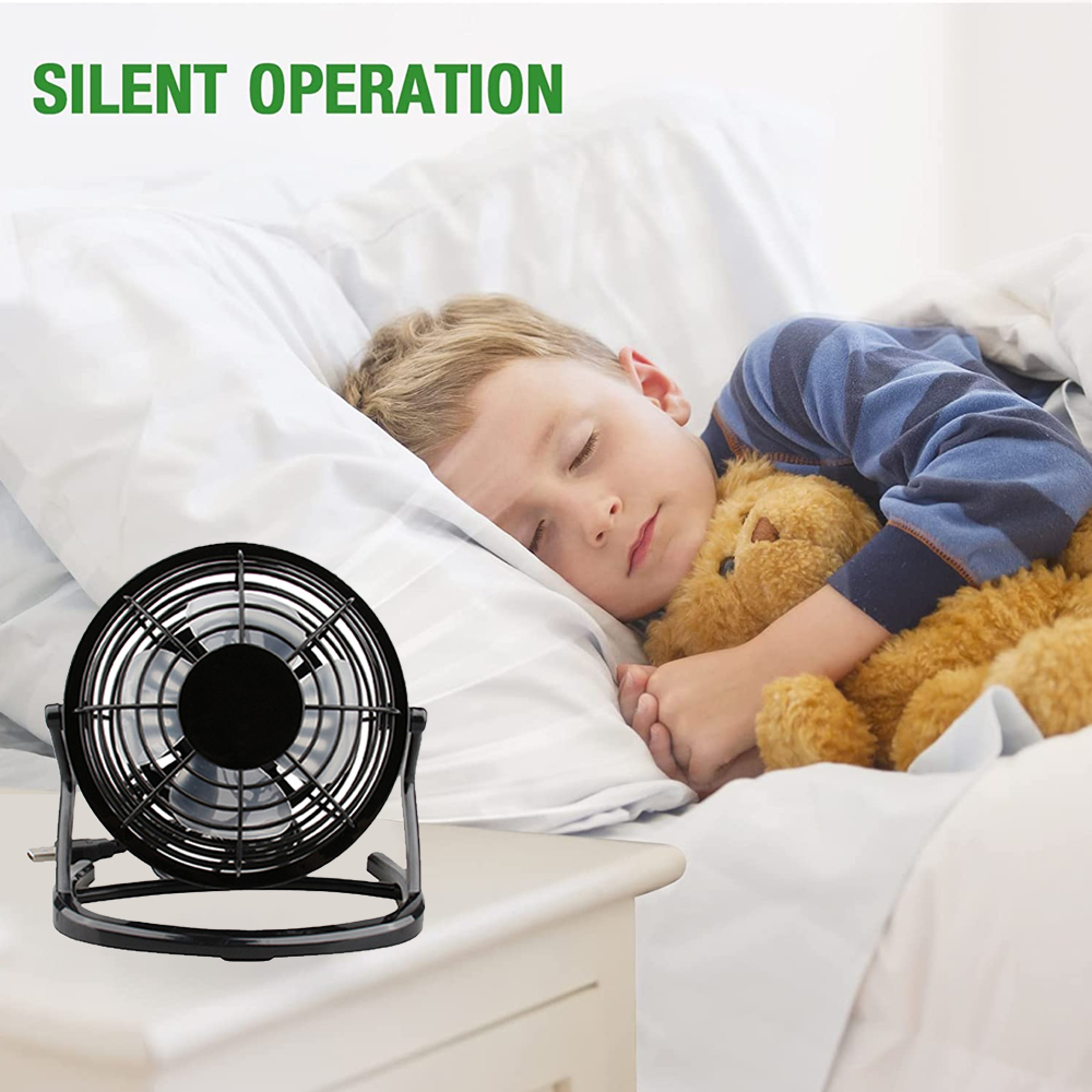 Kleiner schwarzer Ventilator neben einem schlafenden Jungen und Teddybär.