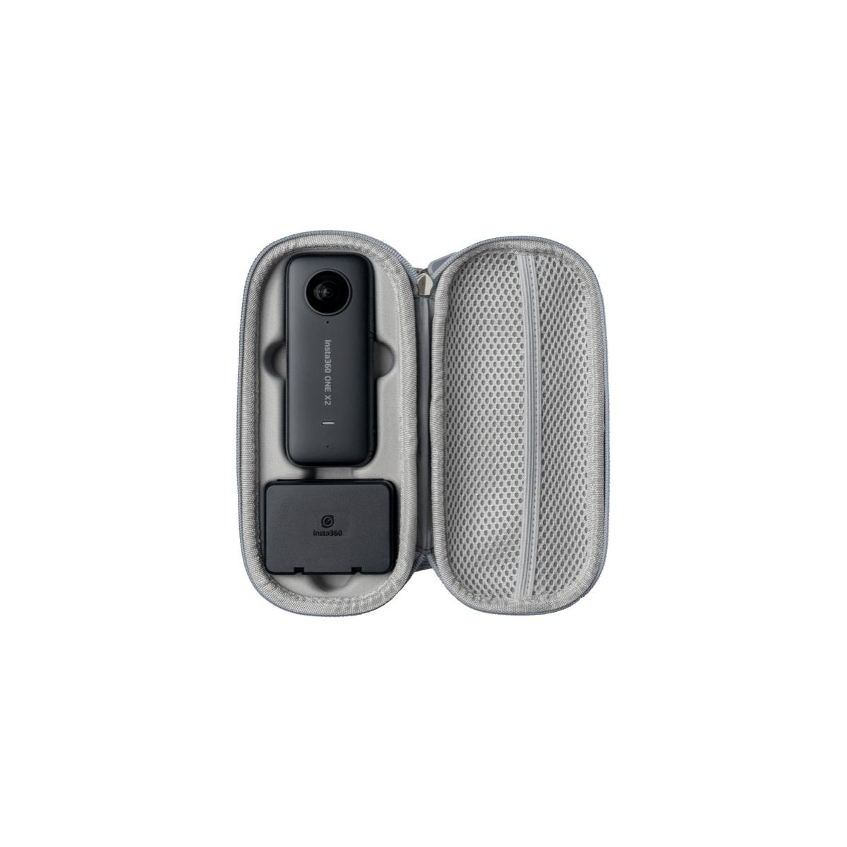 Un Insta360 ONE X2 negro con estuche de carga en una bolsa protectora gris.
