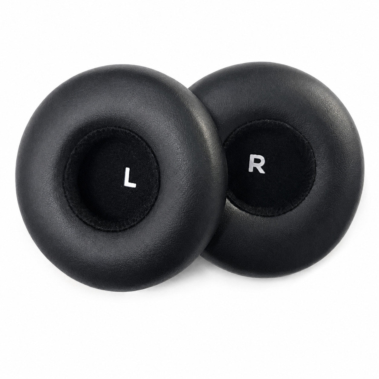 Zwei schwarze Ohrpolster, links mit 'L' und rechts mit 'R' beschriftet.