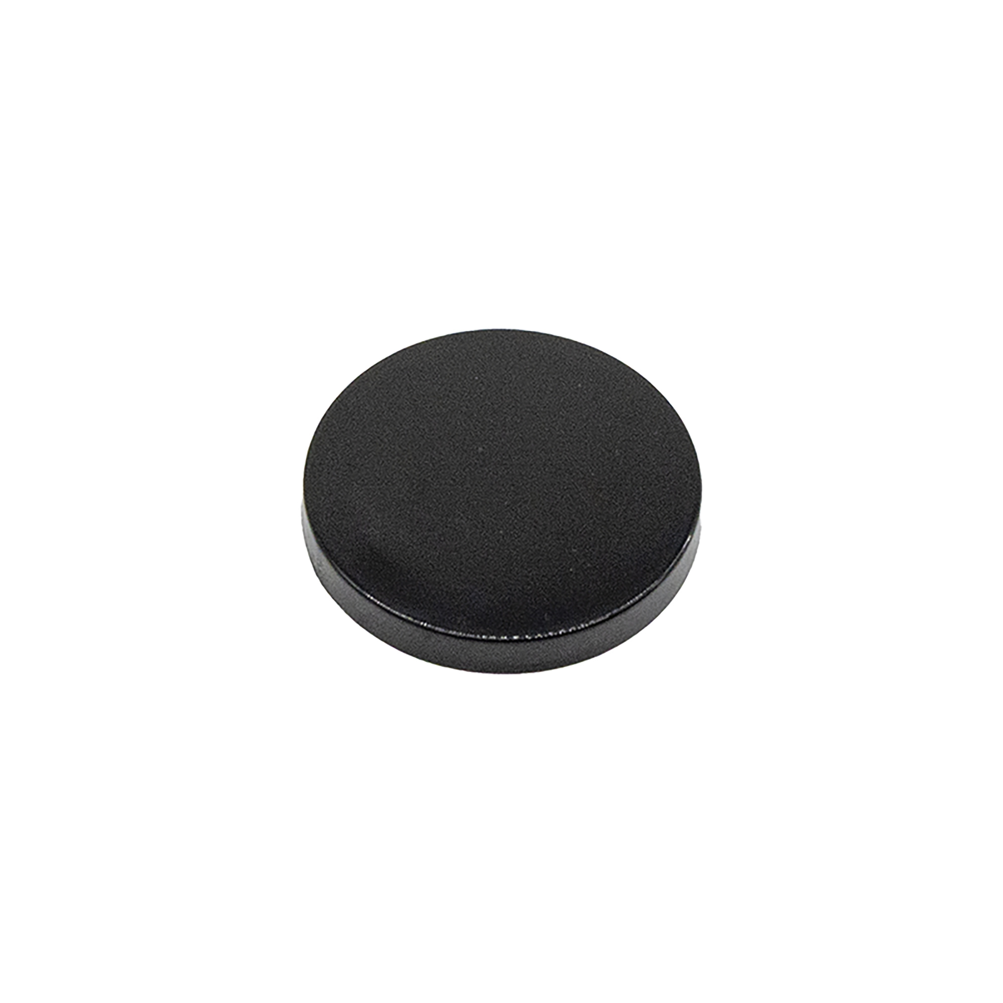 Un botón negro y redondo con una superficie texturizada sobre fondo blanco.