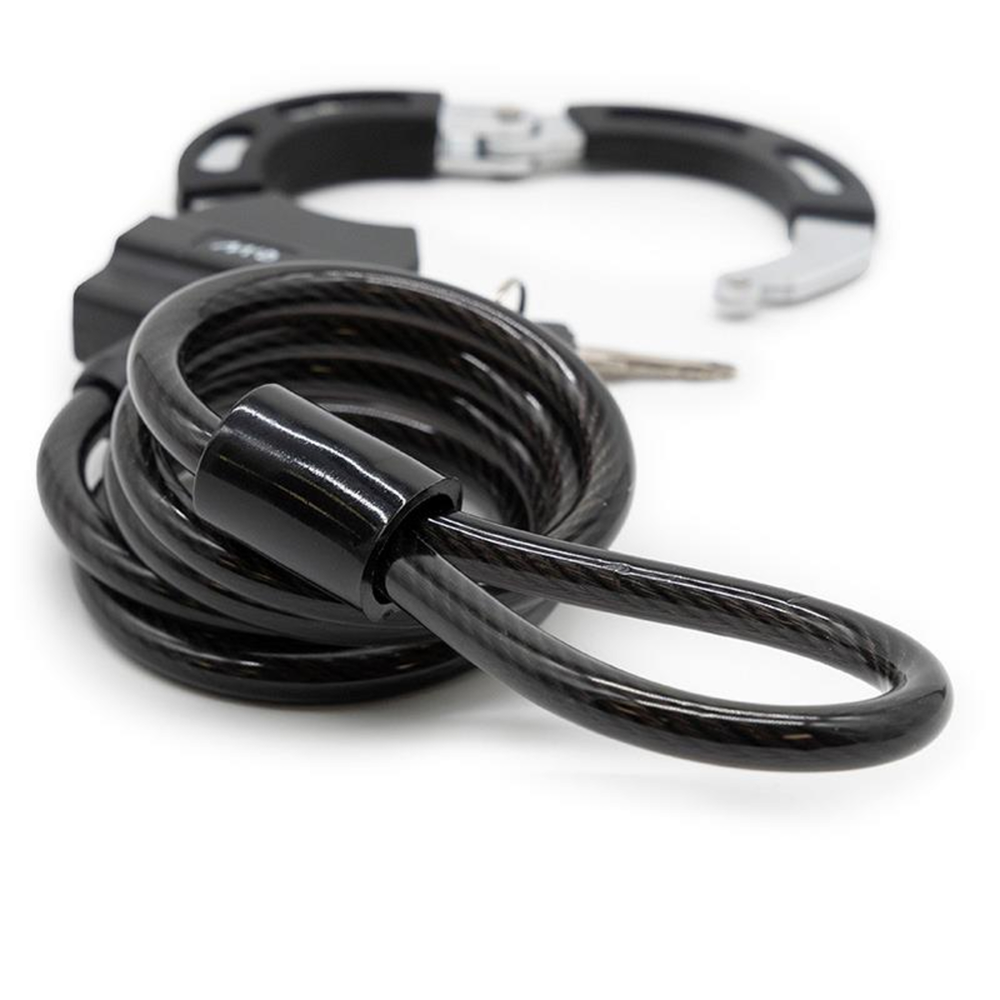 Un candado de cable negro con dos llaves sobre fondo blanco.