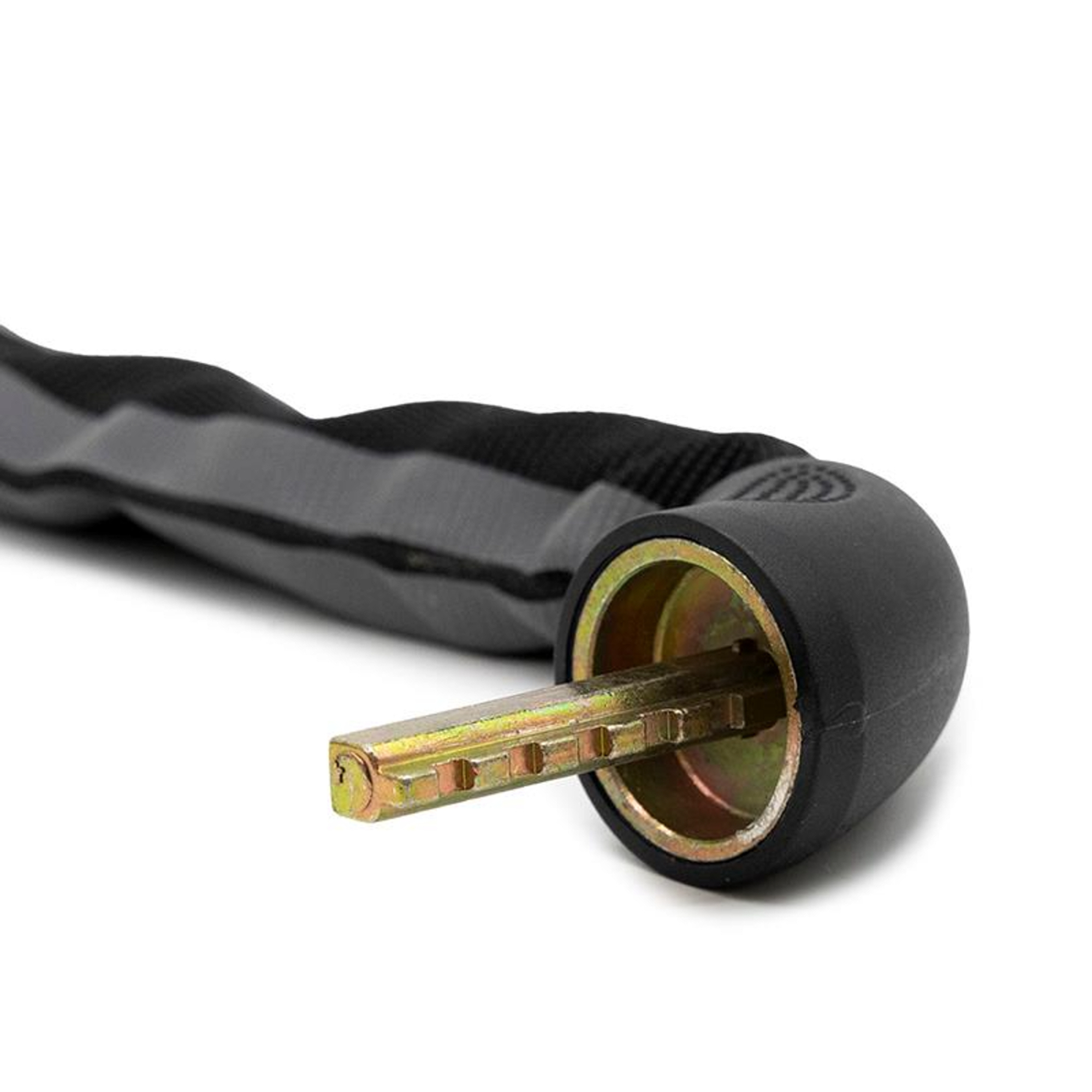 Una llave plateada insertada en un cuerpo de cerradura negro con cadena.