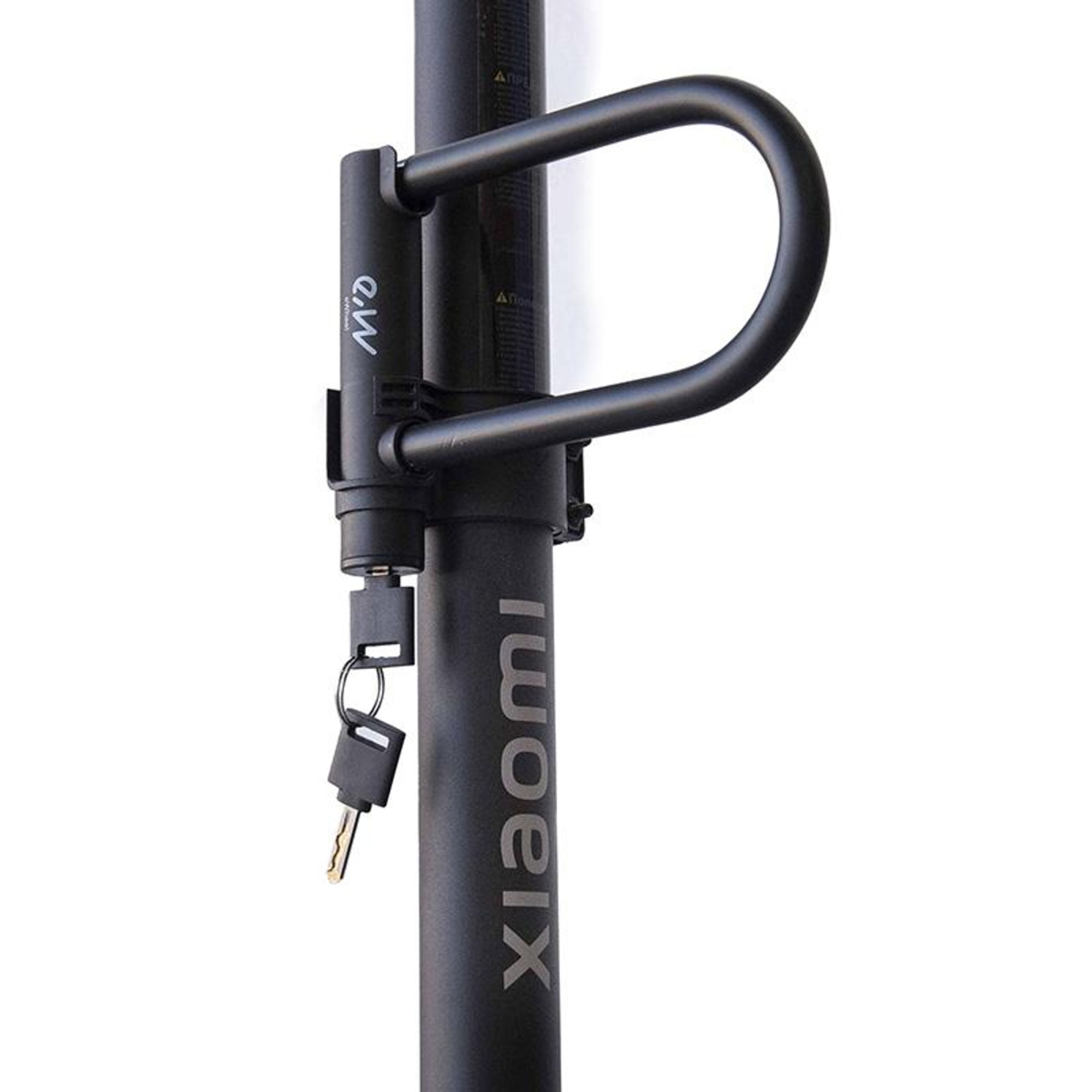 Candado en U negro con llave sujeta a un poste oscuro con logo Xiaomi.