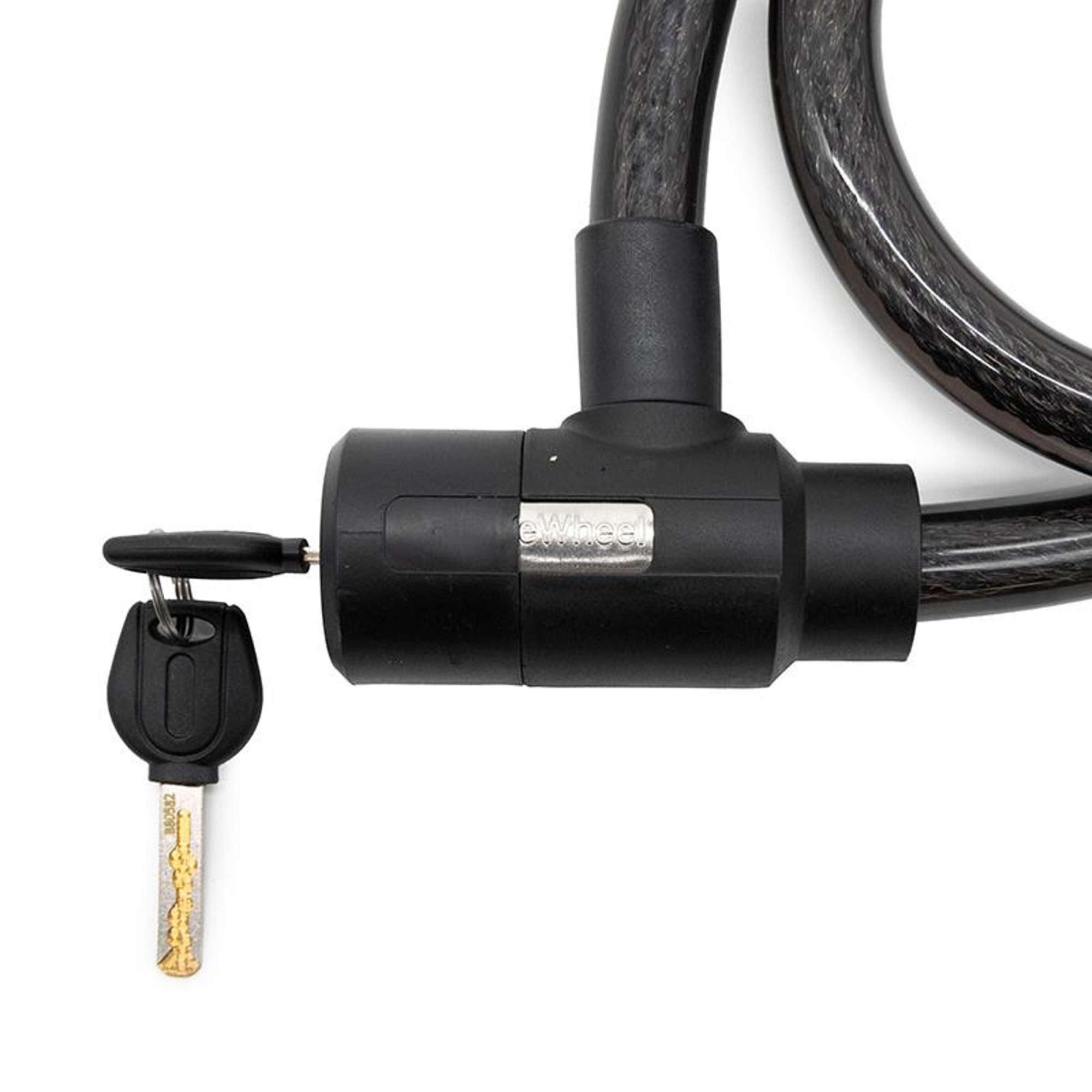 Un candado en U negro para bicicleta con una llave insertada en el mecanismo.
