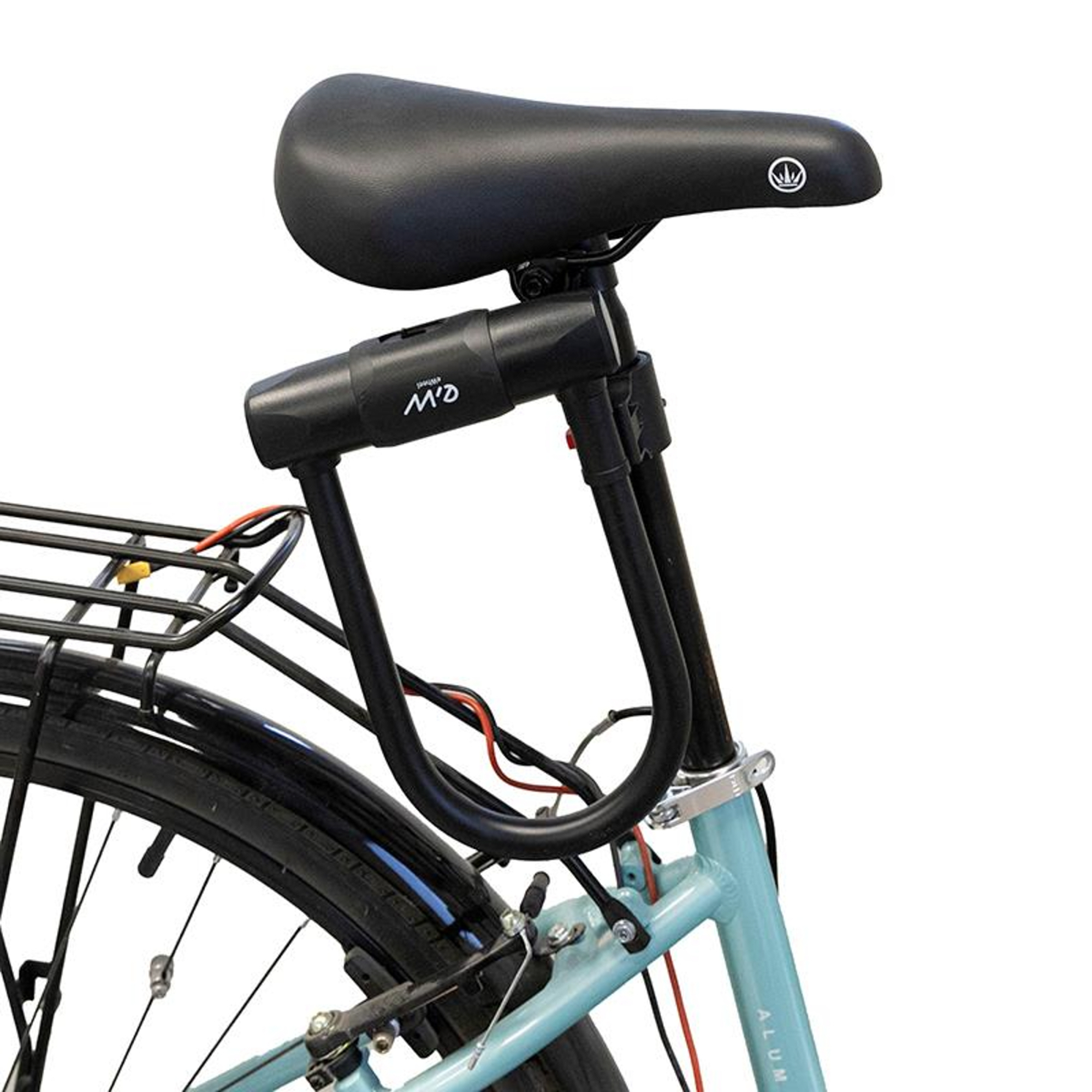 Un candado negro para bicicleta está sujeto a una bicicleta azul claro.
