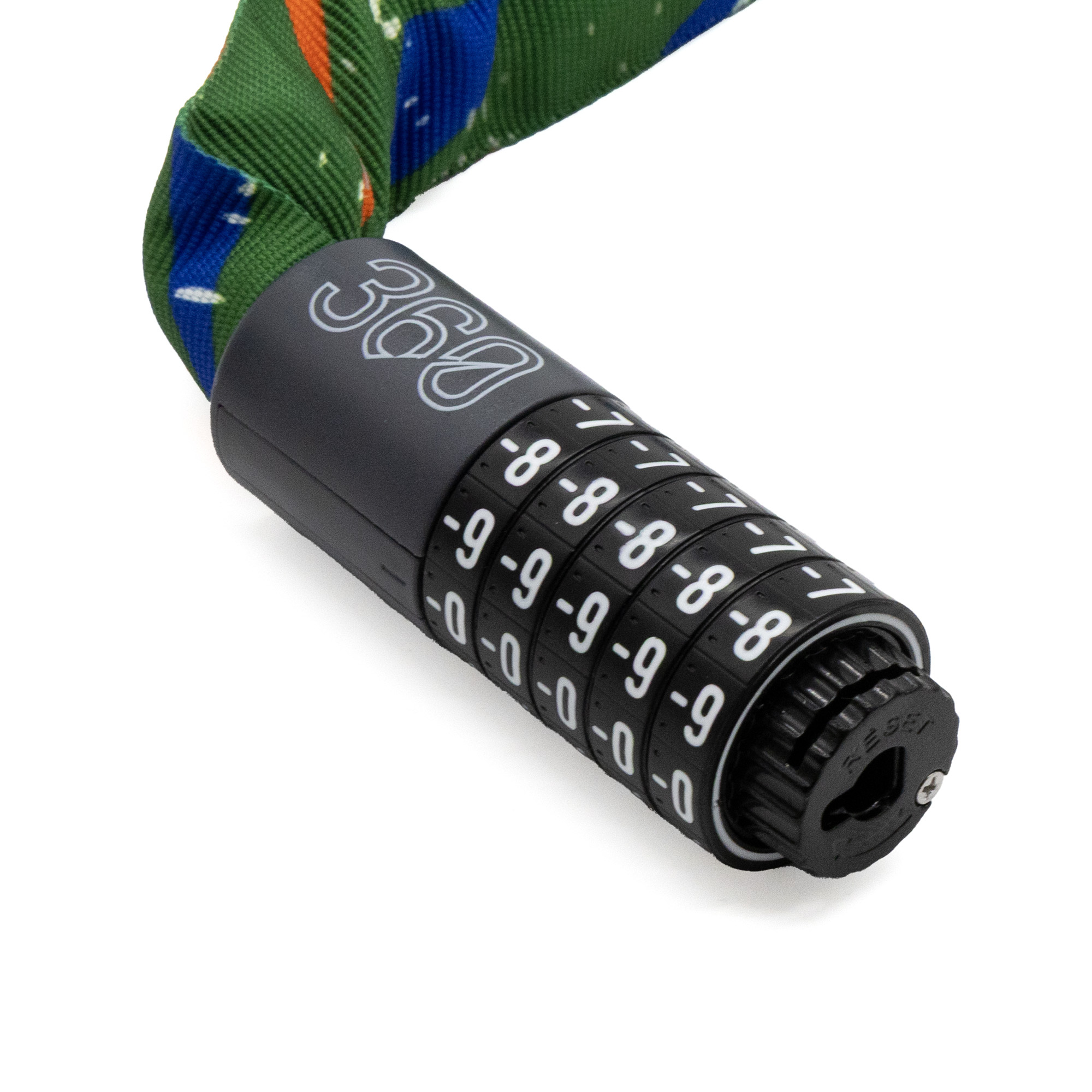 Candado de combinación negro con funda de cadena verde, azul y naranja.