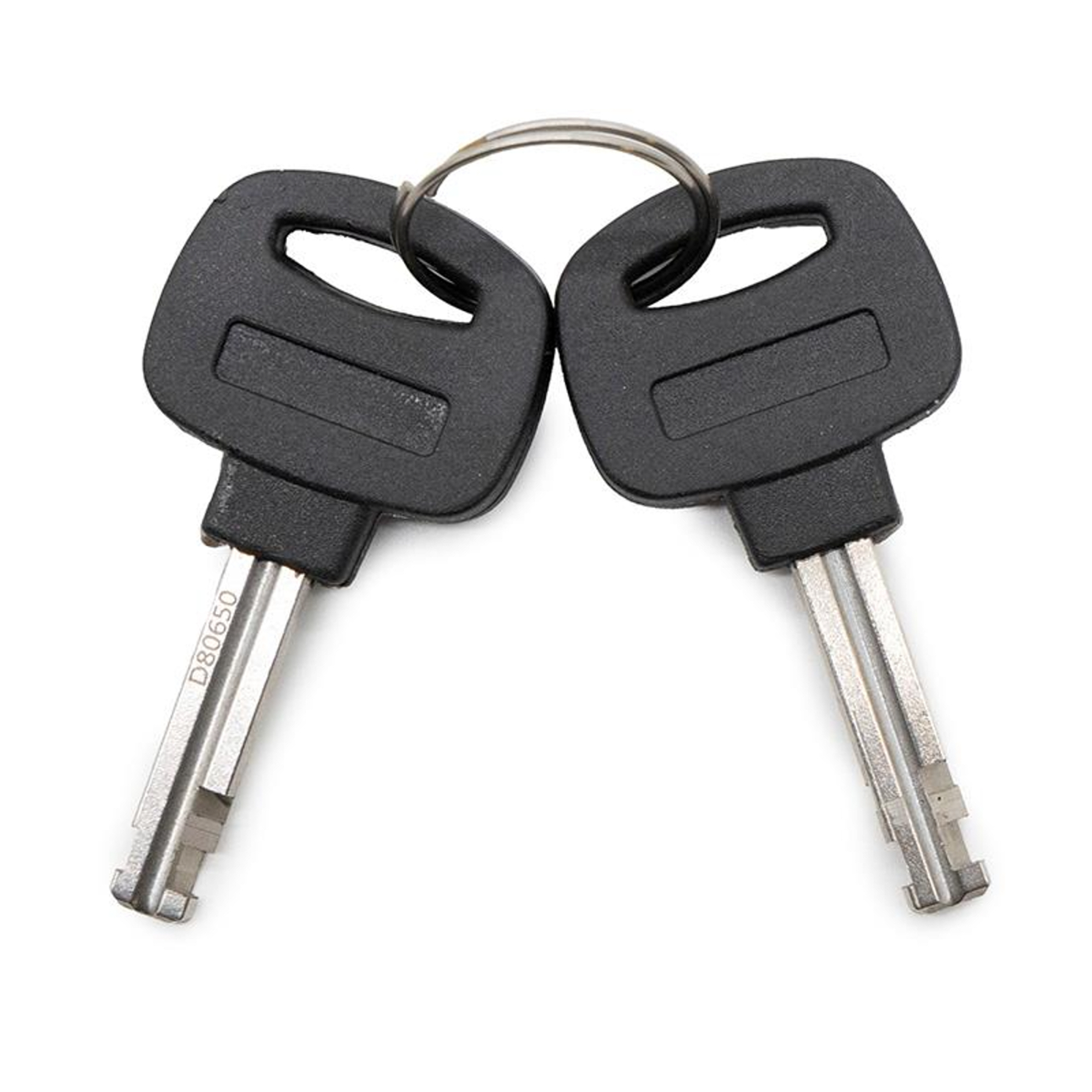Dos llaves de coche negras con un anillo metálico plateado sobre fondo blanco.