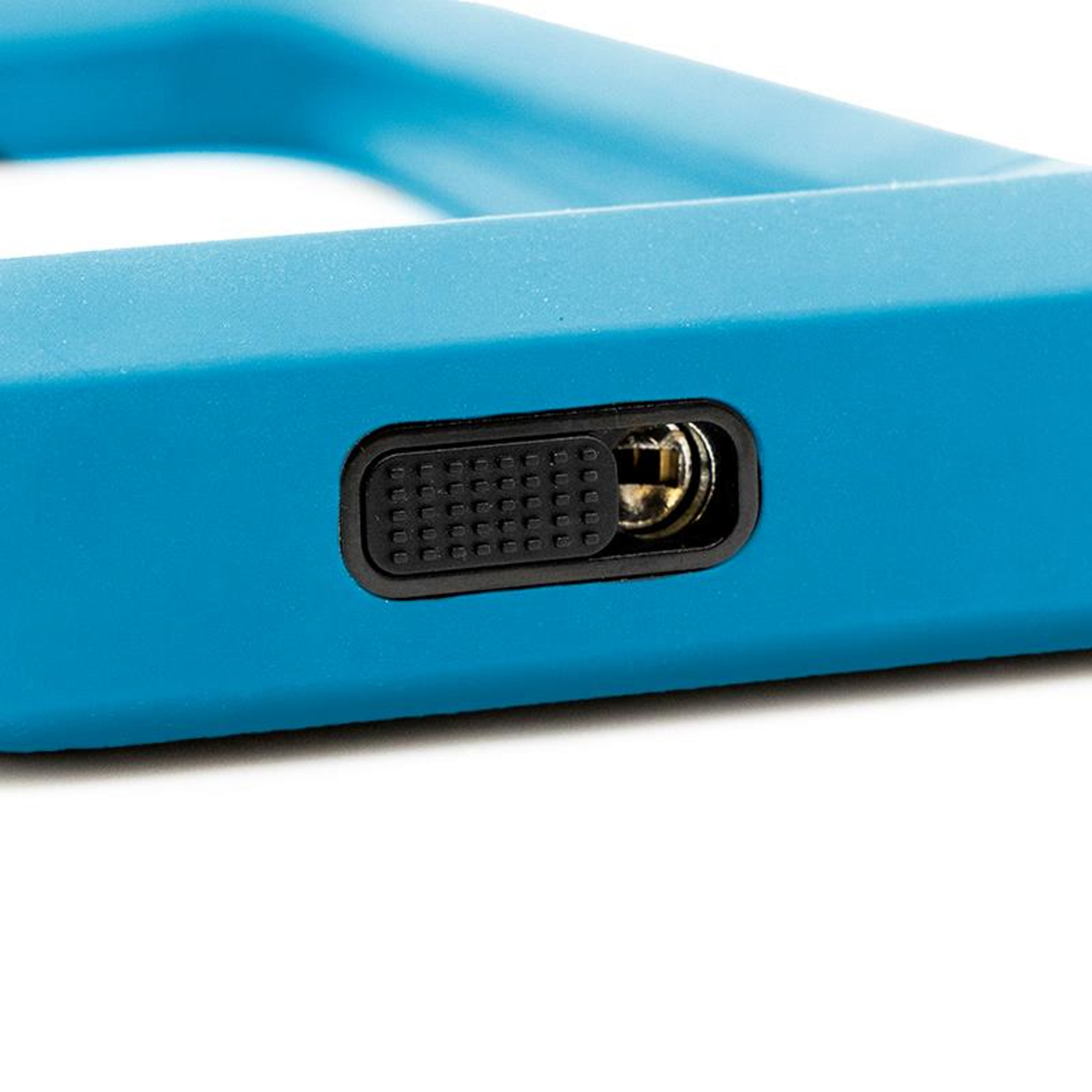 Primer plano de un objeto azul con un botón negro y elemento metálico.