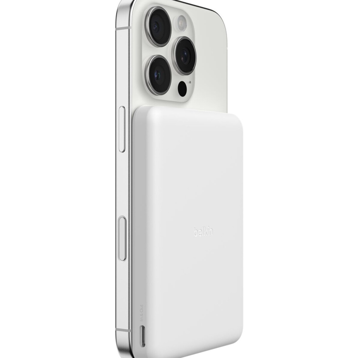 Une batterie Belkin blanche est attachée à l'arrière d'un iPhone argenté.