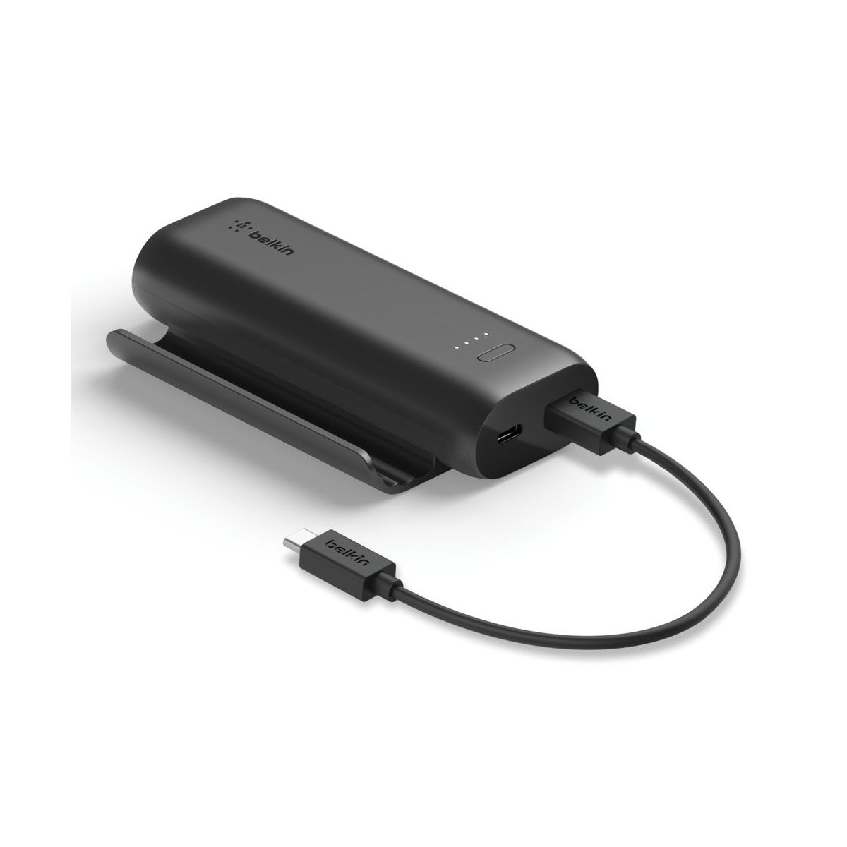 Zwarte Belkin powerbank met USB-C kabel, op witte achtergrond.