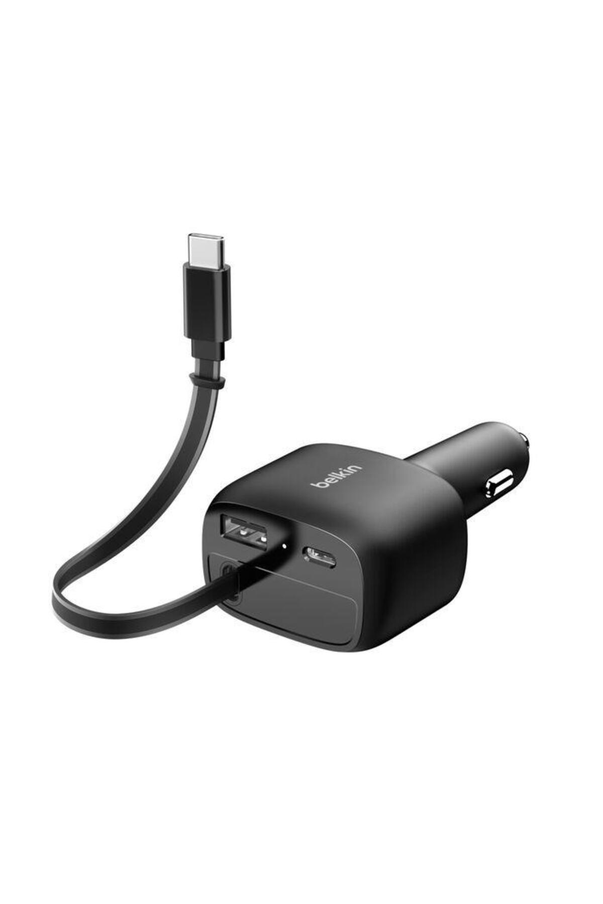 Caricabatterie per auto nero con due porte USB e un cavo USB-C collegato.