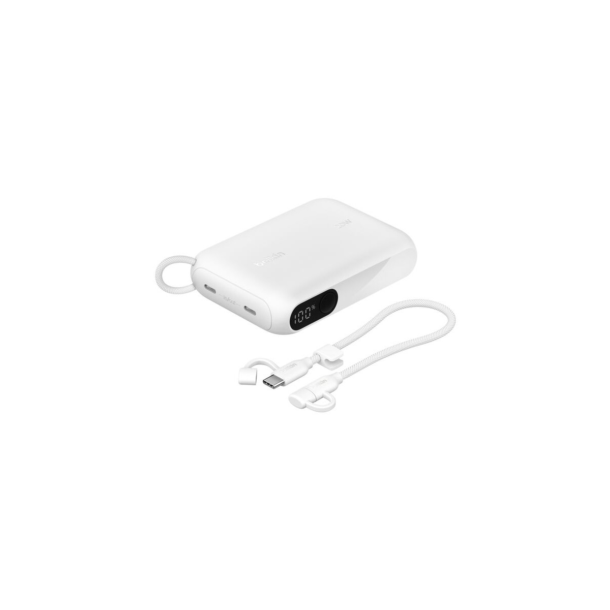 Un power bank bianco con display digitale al 100%. Un cavo bianco accanto.