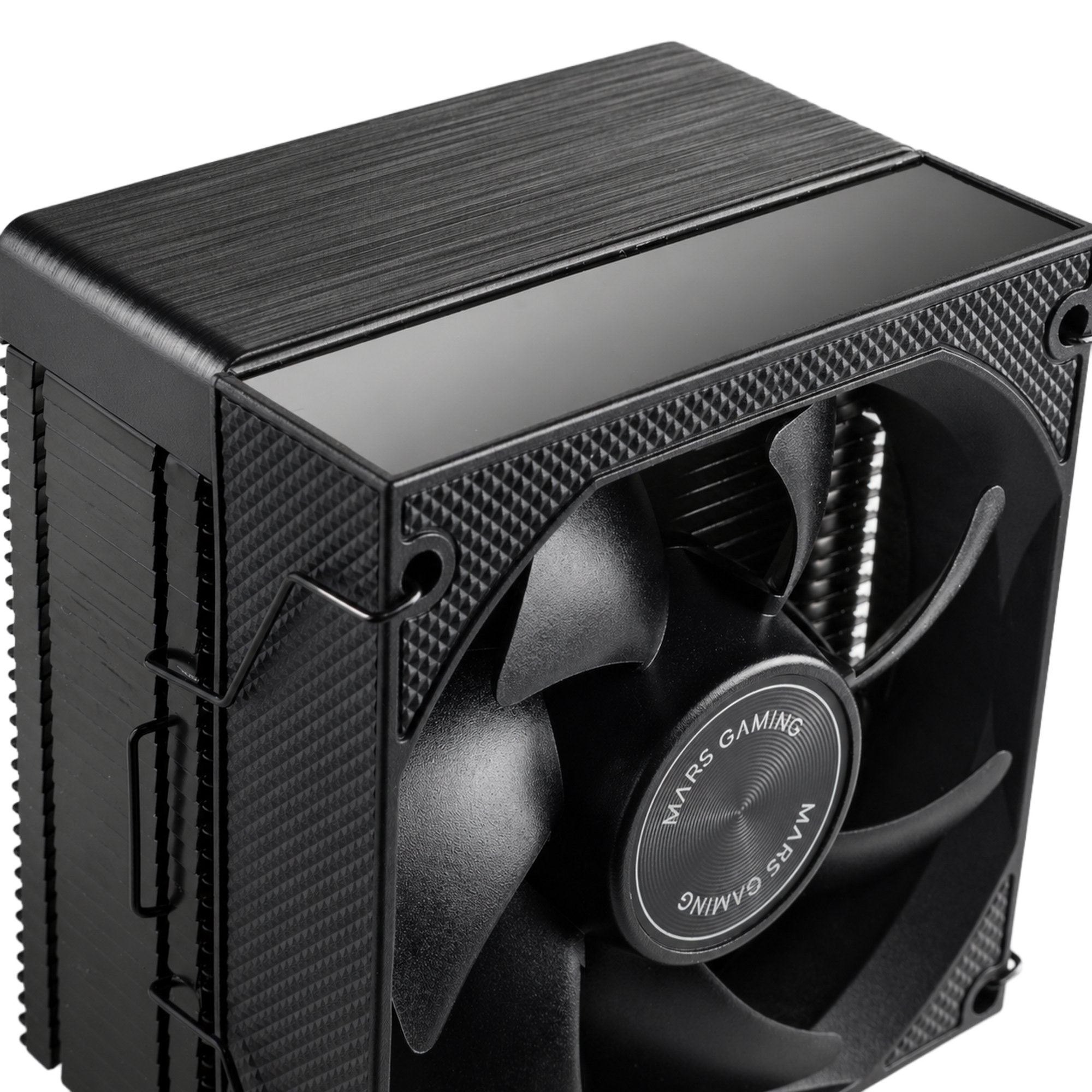 Disipador de CPU negro con ventilador, aletas metálicas y tapa cepillada.