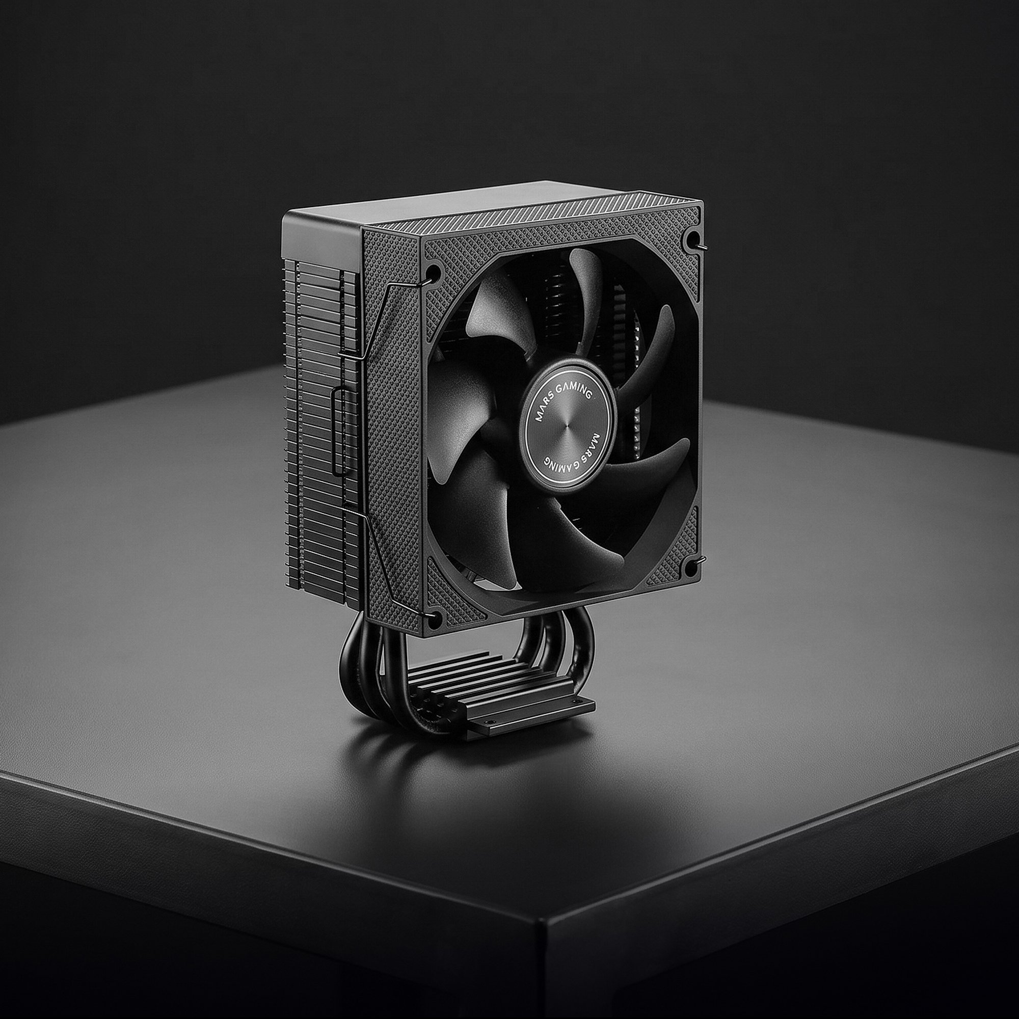 Un enfriador de CPU negro con ventilador sobre una superficie negra.