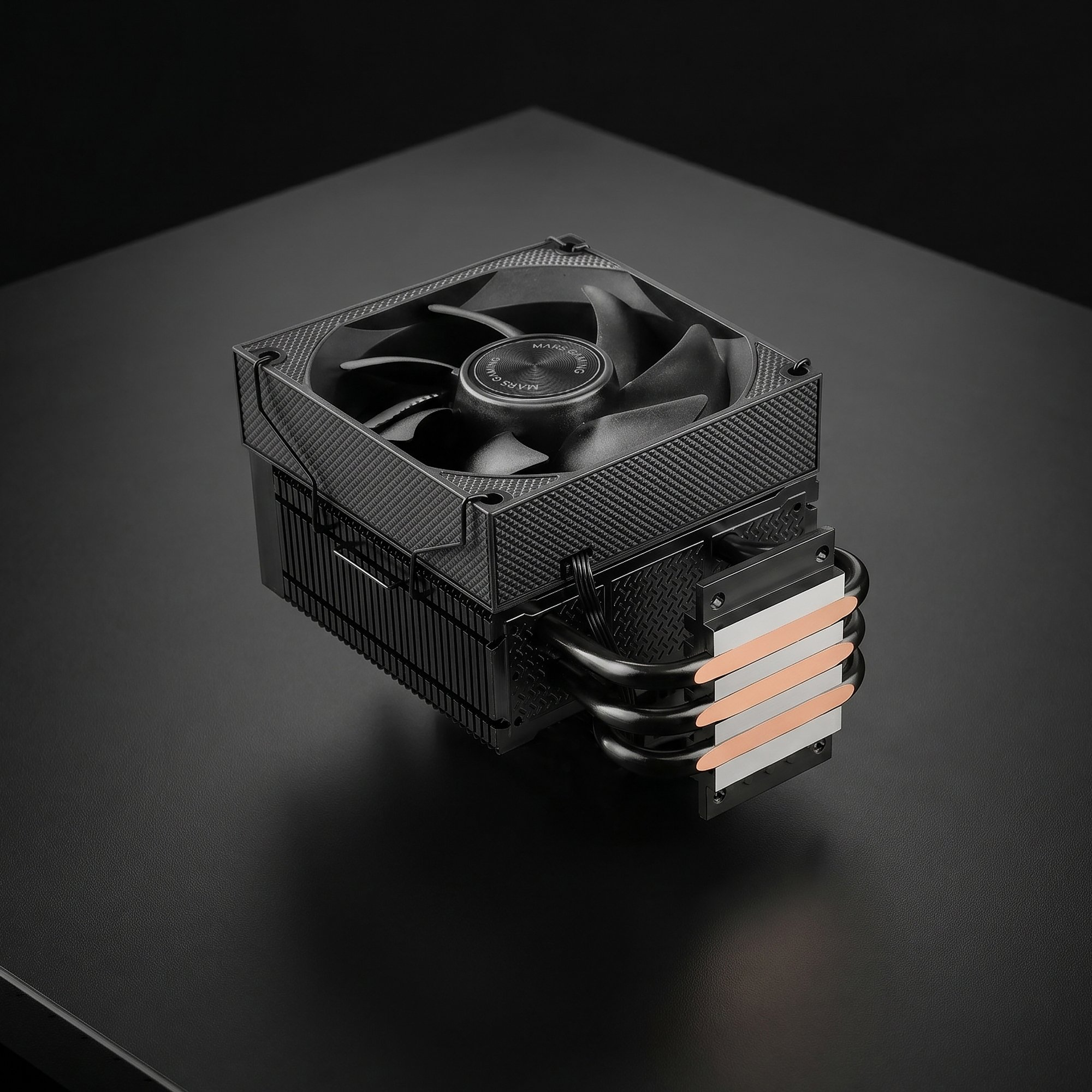 Refrigerador de CPU negro con tubos de calor de cobre y ventilador sobre fondo oscuro.