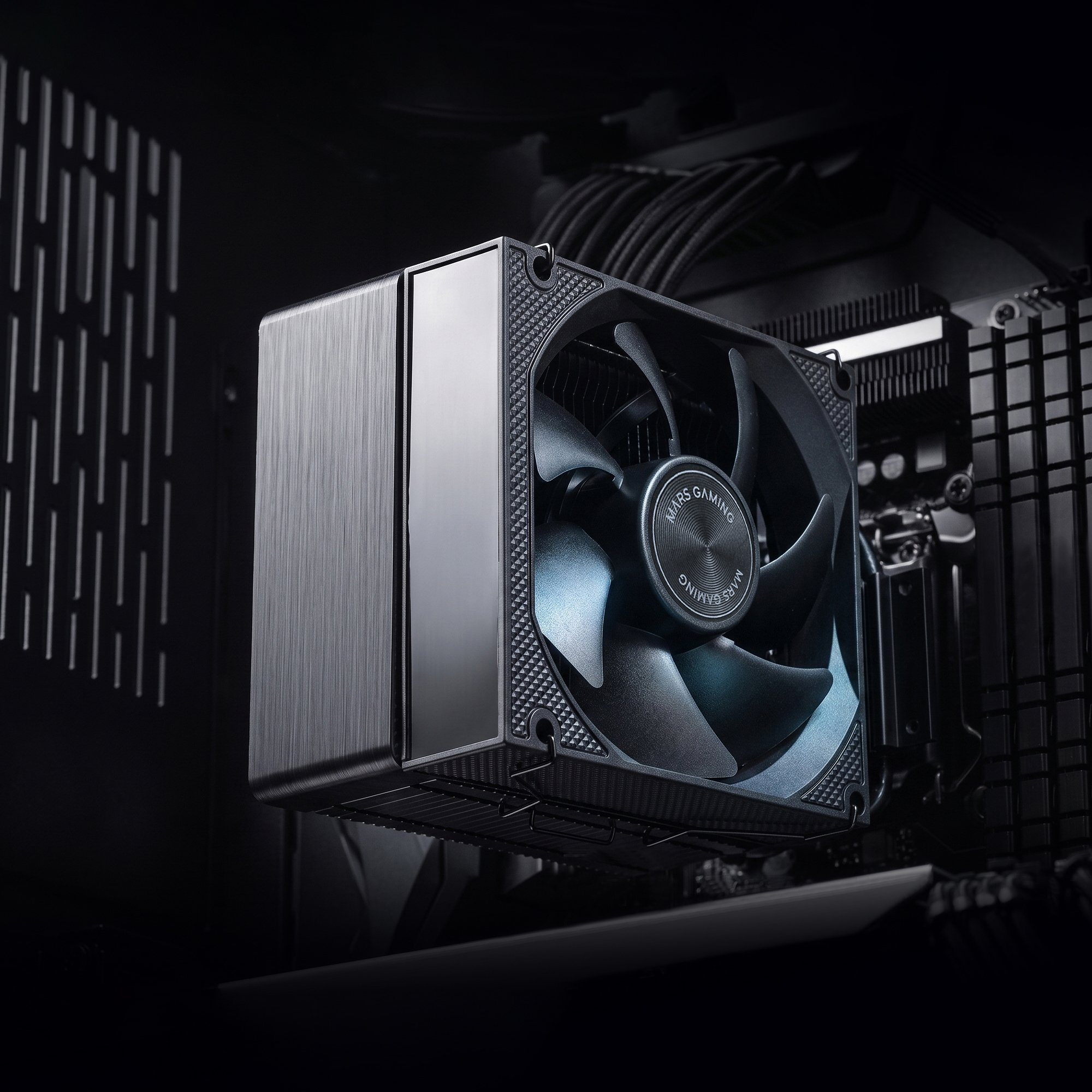 Un enfriador de CPU negro con ventilador iluminado azul dentro de una caja de PC oscura.