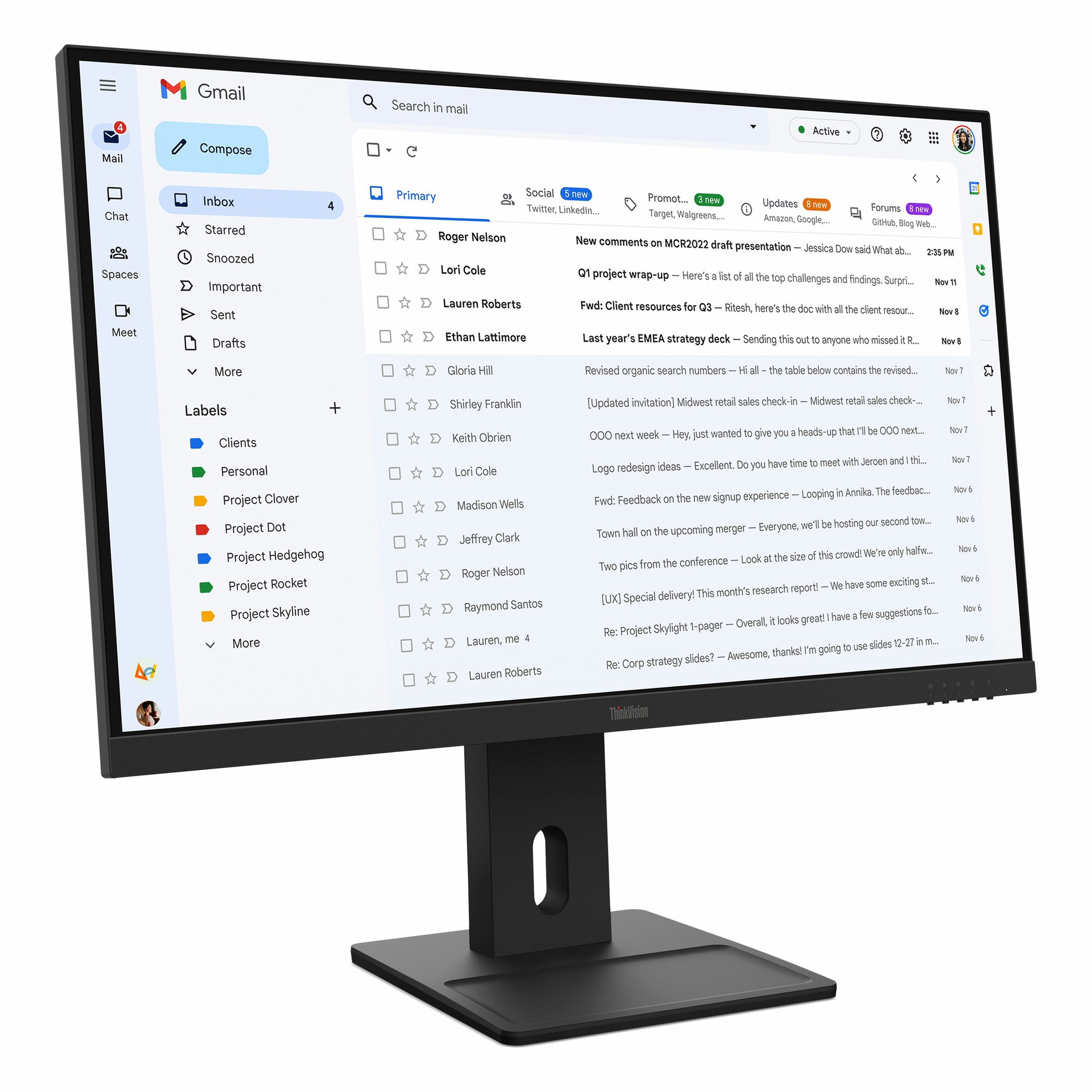 Bir monitör, e-posta listesiyle Gmail arayüzünü gösteriyor. Solda bir kenar çubuğu var.