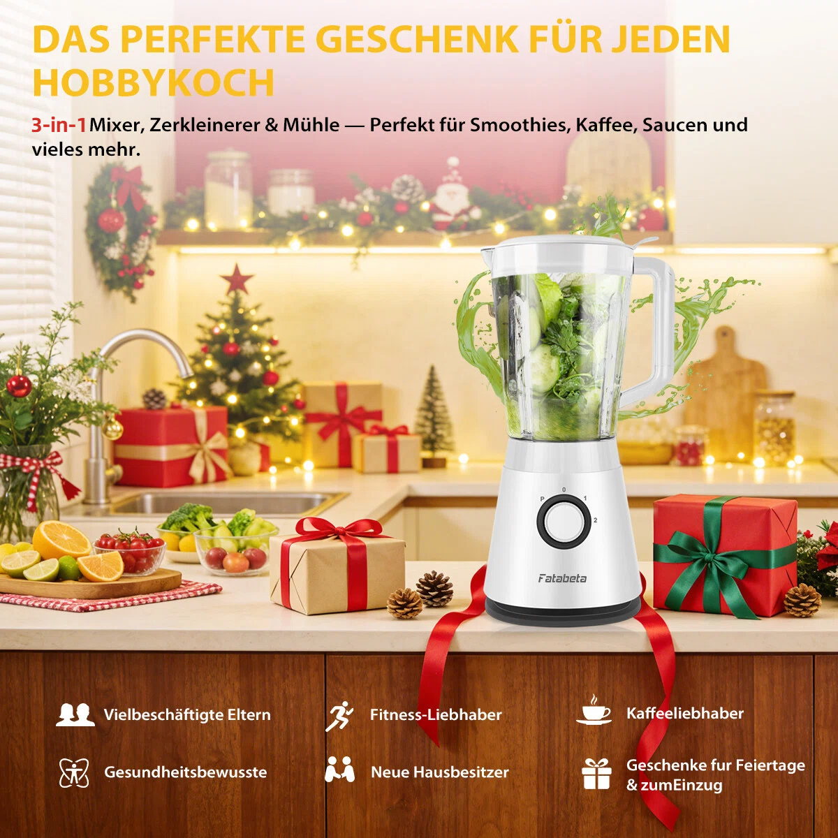 Ein weißer Mixer mit grünen Zutaten, umgeben von Weihnachtsdeko und Geschenken.