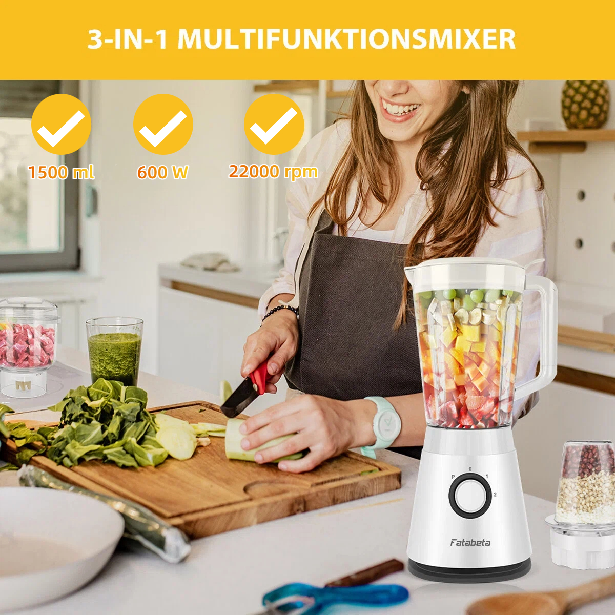 Eine Frau hackt Gemüse neben einem Mixer mit Früchten und einem grünen Smoothie.