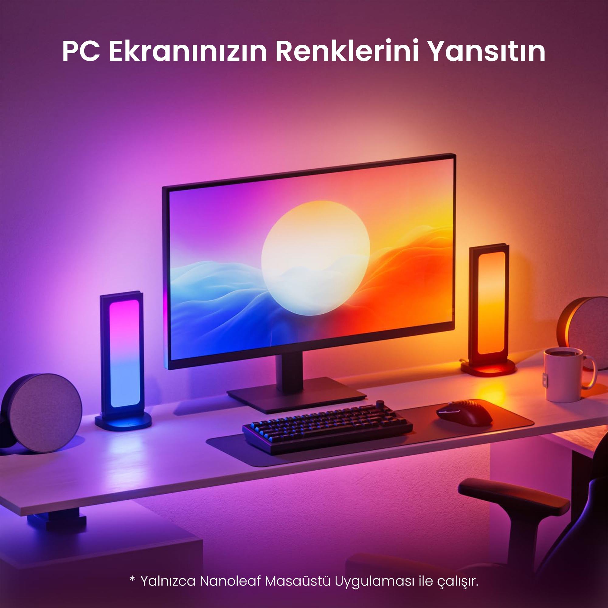Monitör, klavye, fare ve ışıklarla dolu bir masa. Mor aydınlatma.